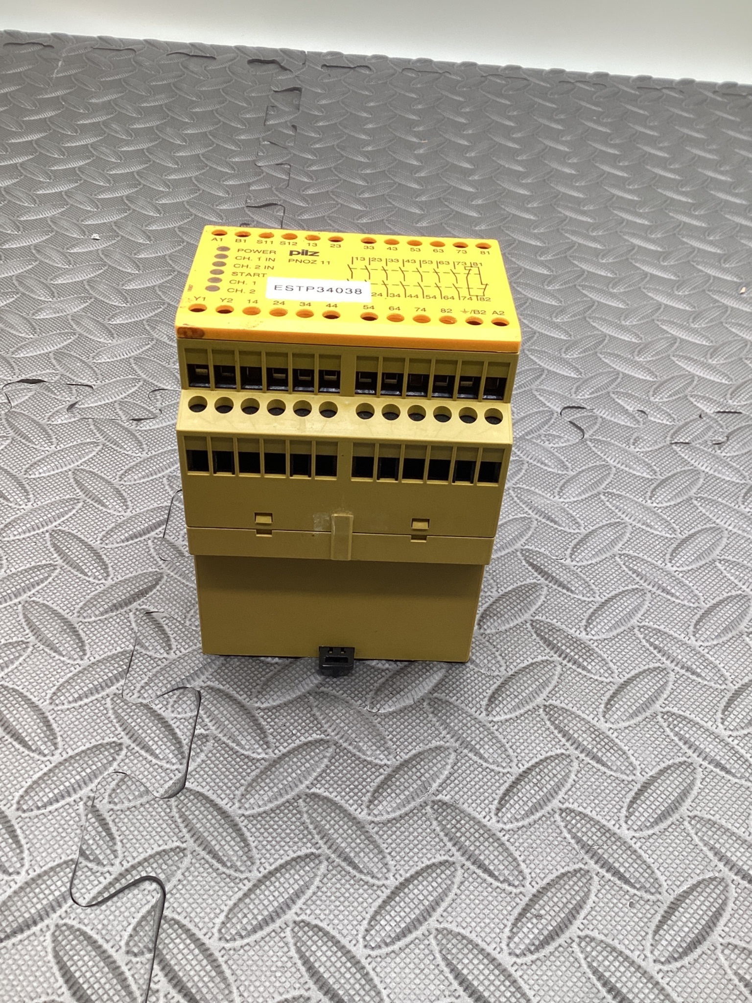 PILZ 774080 PNOZ 11 Safety Relay 24VAC/DC 7NO 1NC USED 1