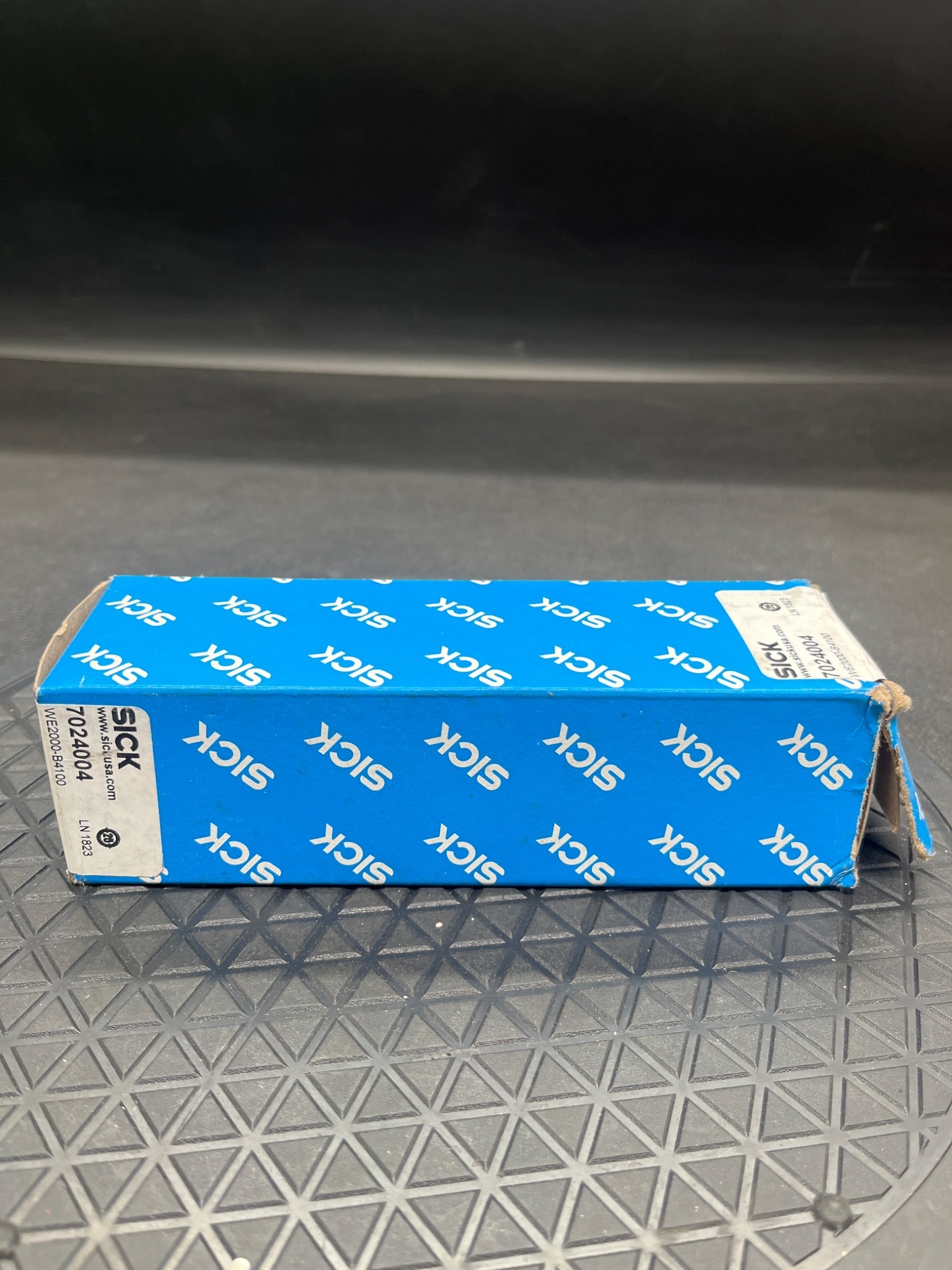 SICK WE2000-B4100 Photoelectric Sensor 7024004 NEW 3