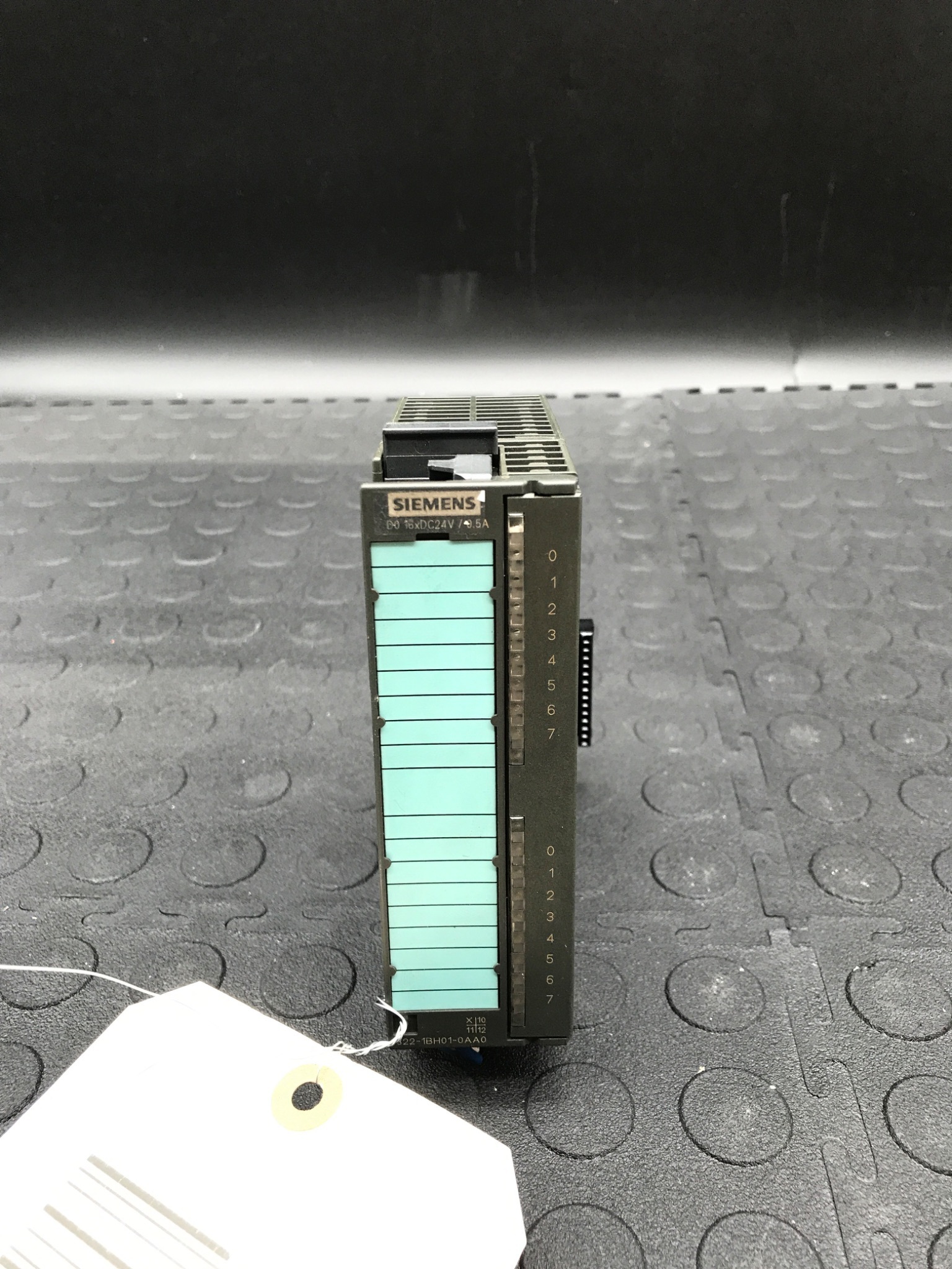 SIEMENS 6ES7 322-1BH01-0AA0 SIMATIC S7-300 Digital Output Module 16x24VDC 0.5A USED 0