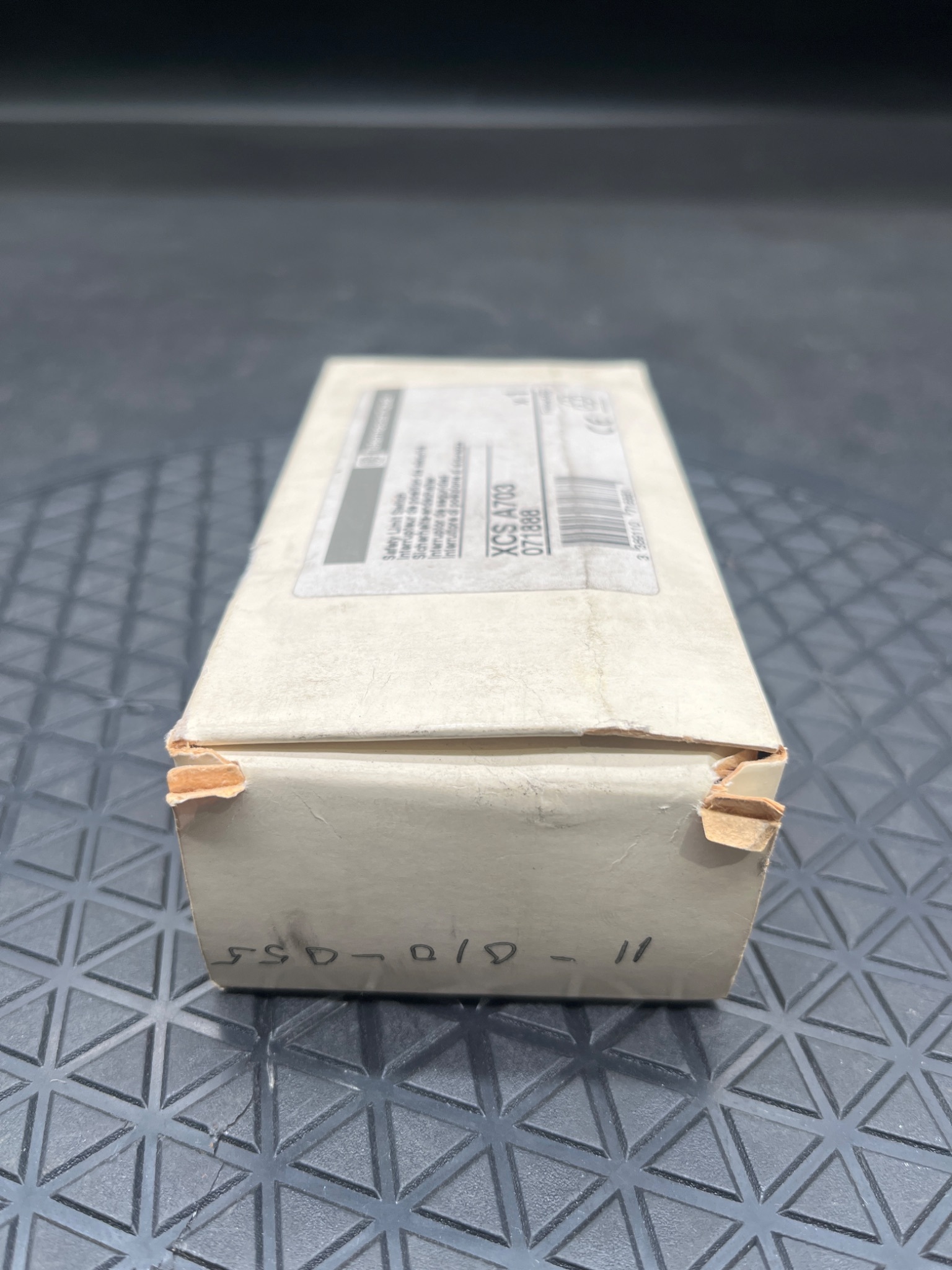 Telemecanique XCS A703 Safety Limit Switch NEW 3