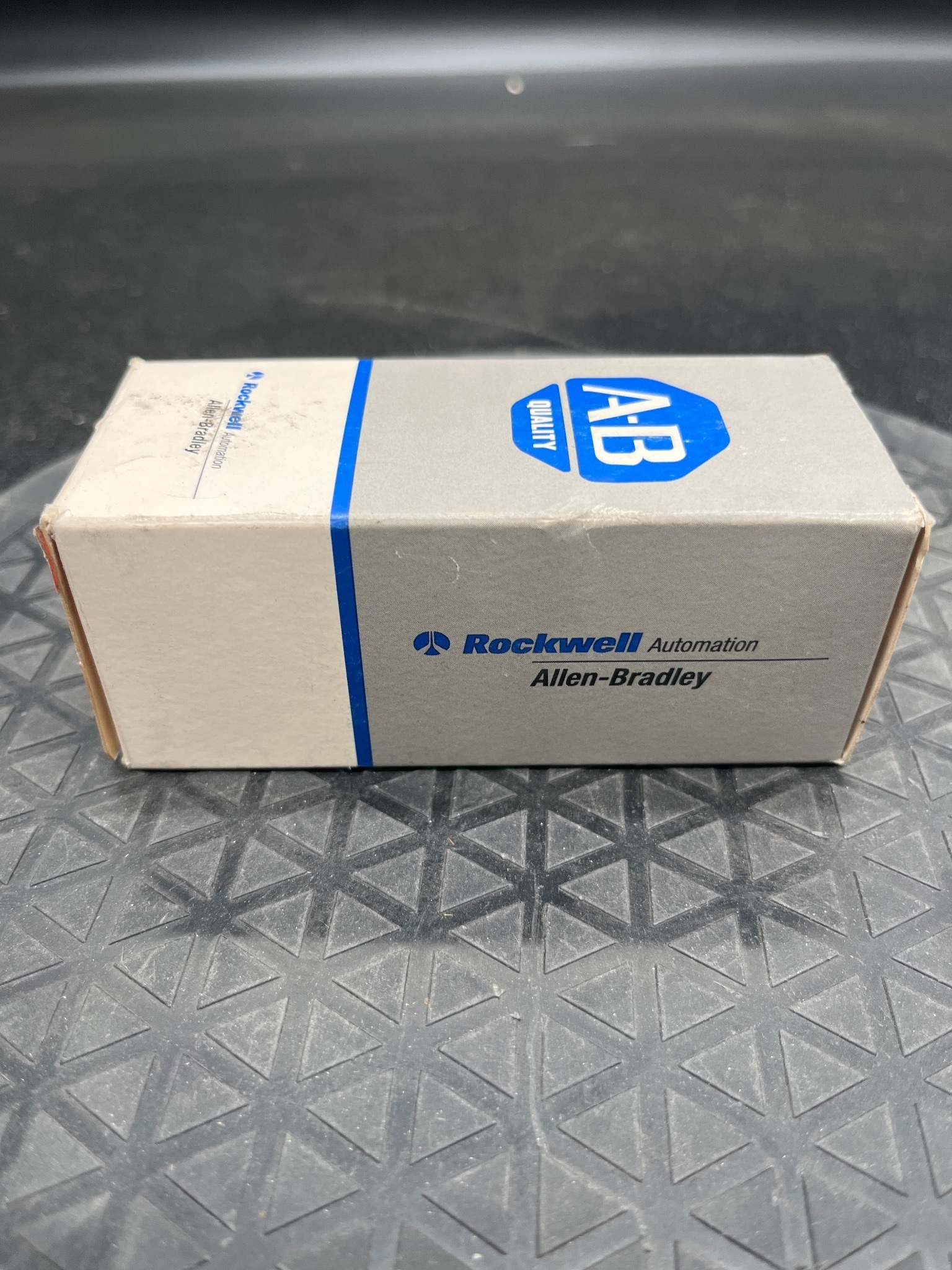 ALLEN BRADLEY 800MR-D2D1 Pushbutton Mushroom Head Black NEW 4