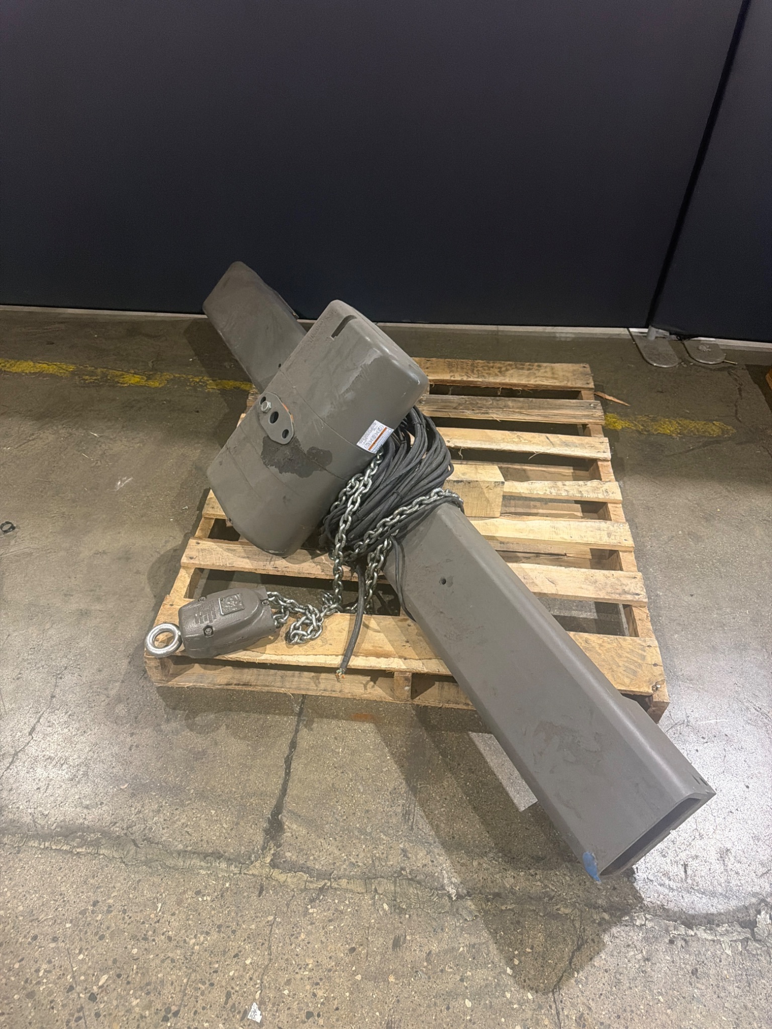 COLUMBUS MCKINNON MODEL R ELECTRIC CHAIN HOIST 2 TON 115V USED 0