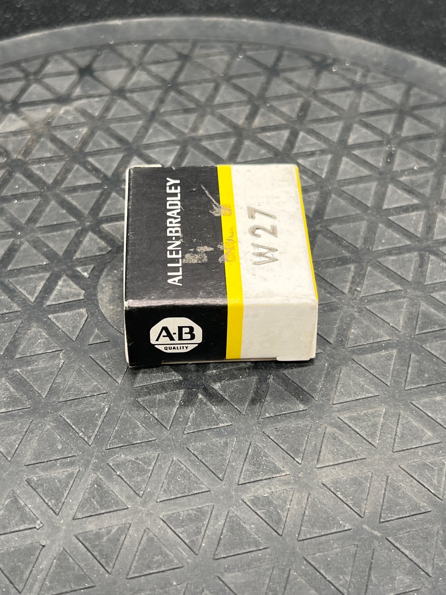 ALLEN BRADLEY W27 Control Circuit Contact Block NEW 4