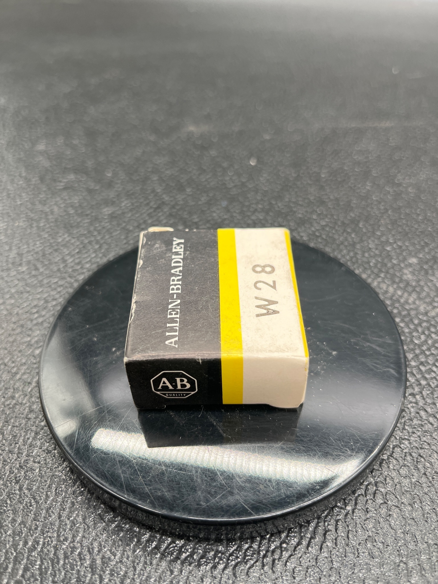ALLEN BRADLEY W28 Control Circuit Contact Block NEW 3