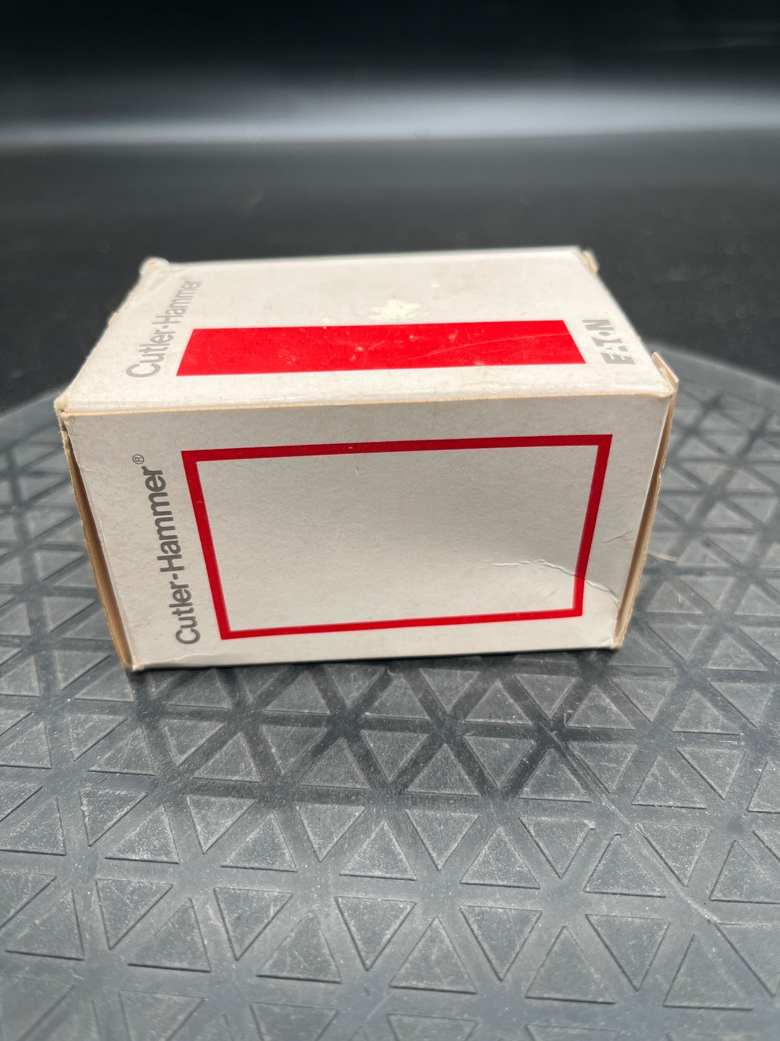 CUTLER-HAMMER E34EB2-51X Red Pushbutton Operator 30mm NEW 1