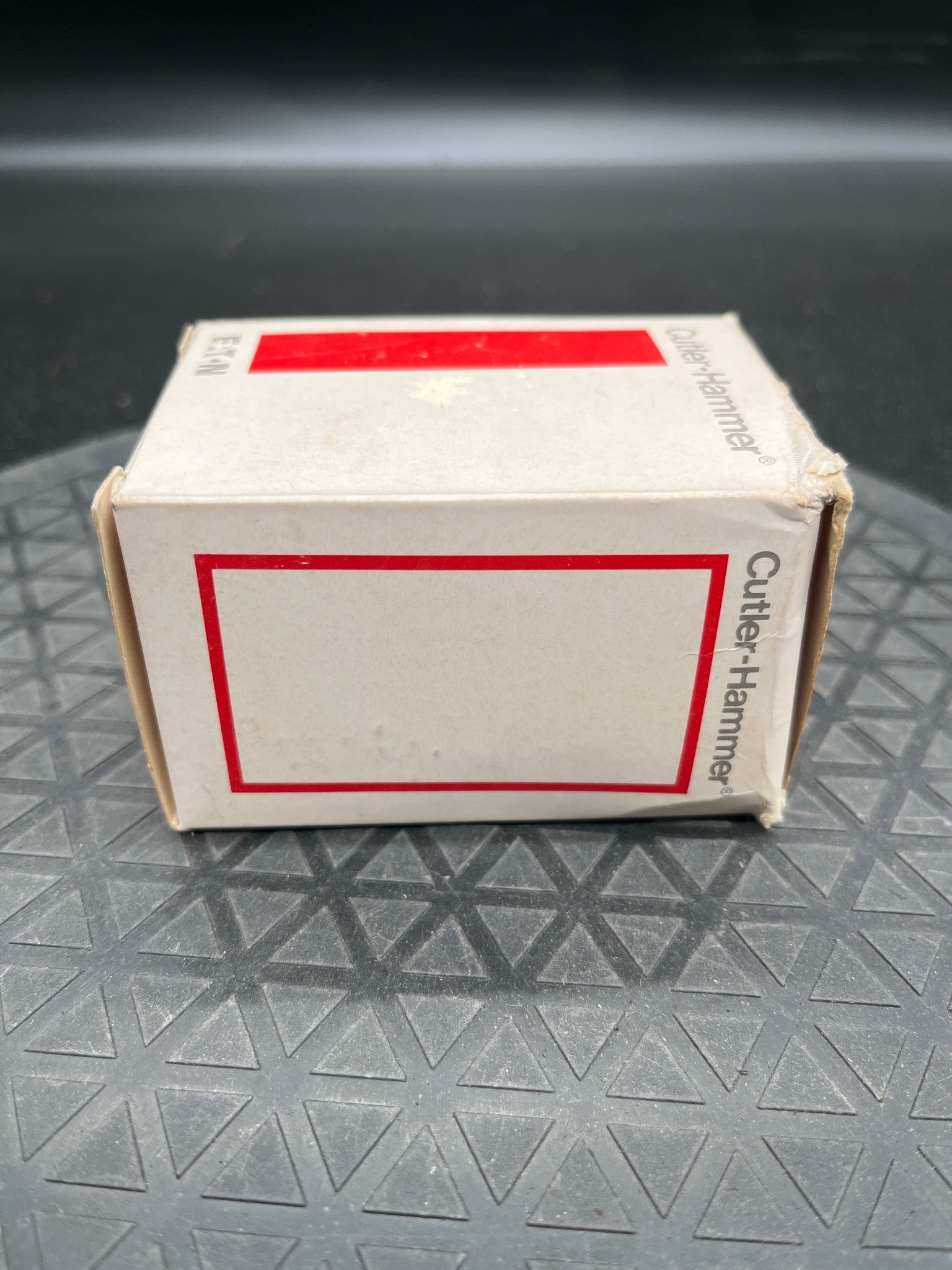 CUTLER-HAMMER E34EB2-51X Red Pushbutton Operator 30mm NEW 3