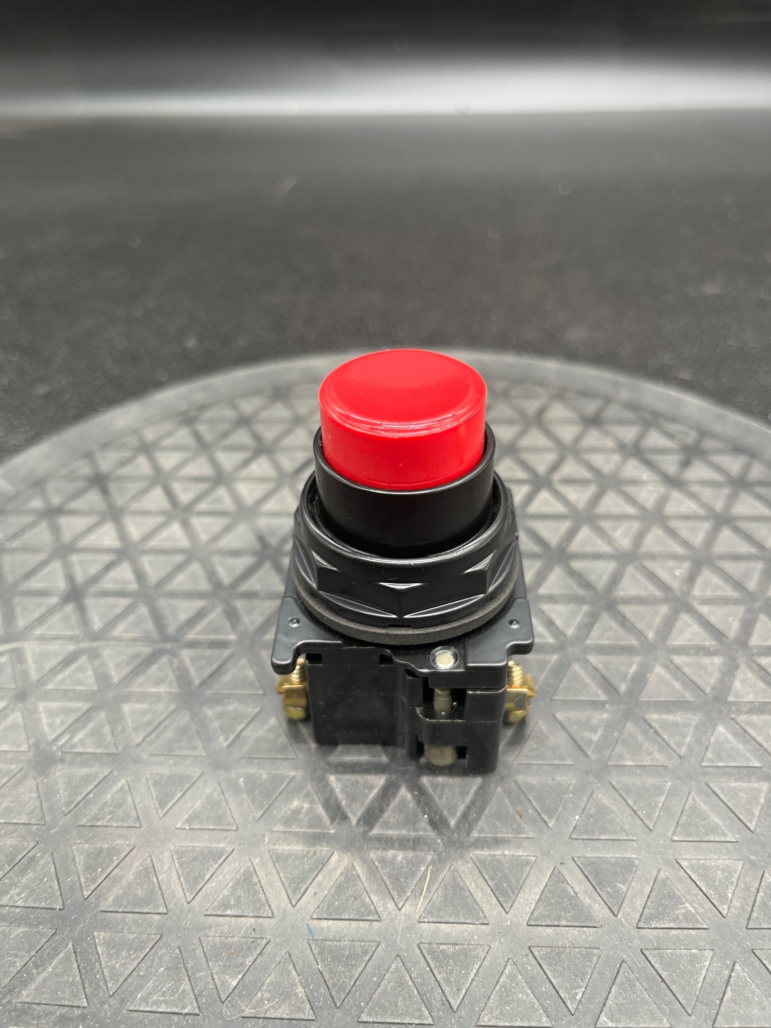 CUTLER-HAMMER E34EB2-51X Red Pushbutton Operator 30mm NEW 4