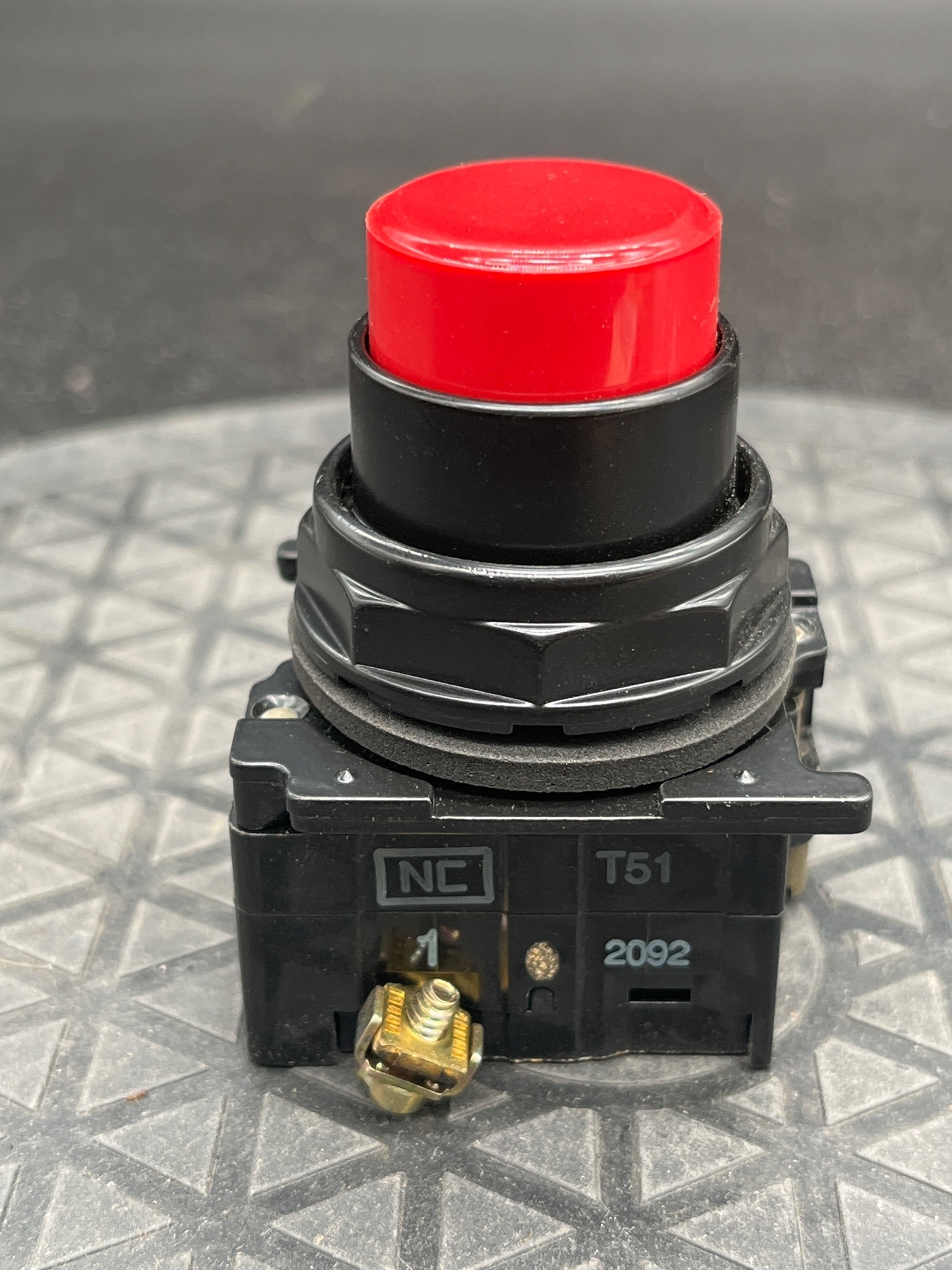 CUTLER-HAMMER E34EB2-51X Red Pushbutton Operator 30mm NEW 5