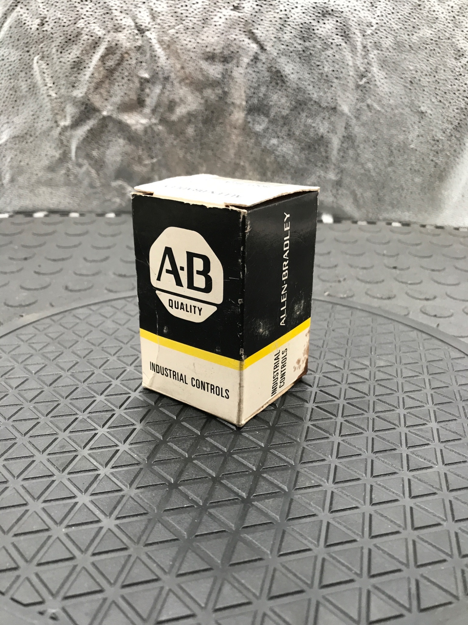 Allen-Bradley 800T-B6A Pushbutton Operator 30.5mm NEW 0