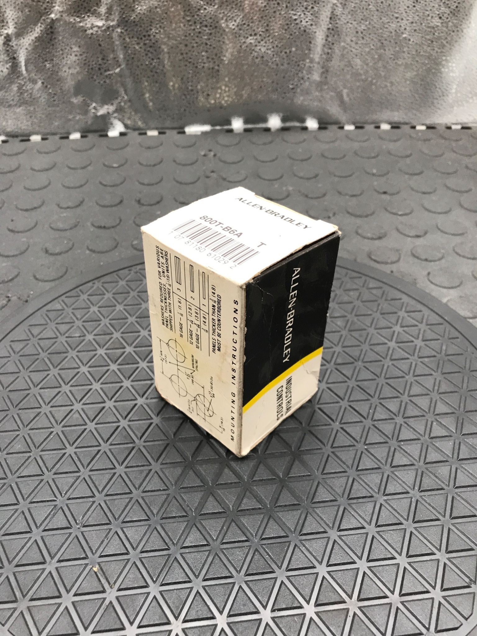 Allen-Bradley 800T-B6A Pushbutton Operator 30.5mm NEW 1