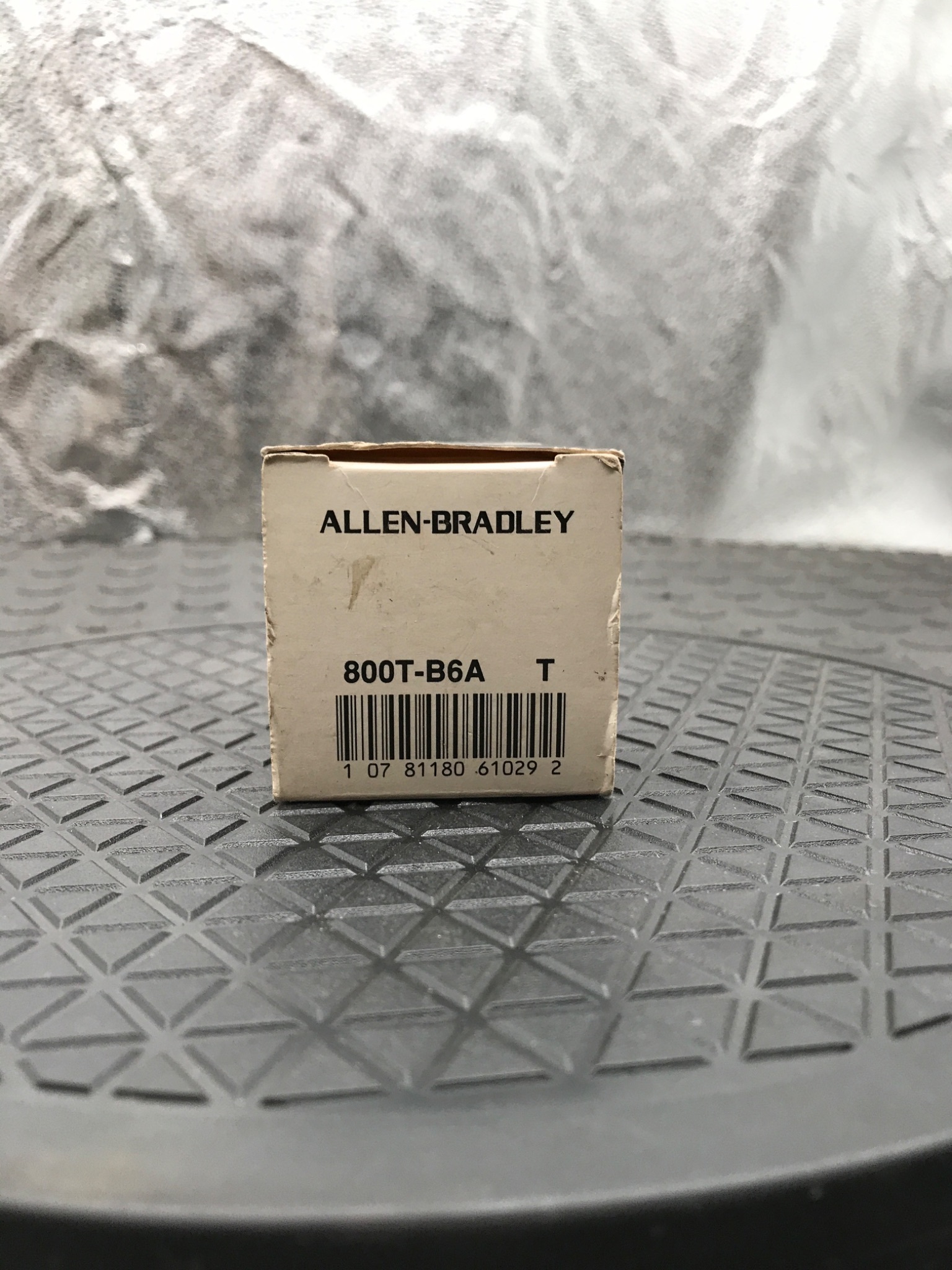 Allen-Bradley 800T-B6A Pushbutton Operator 30.5mm NEW 2