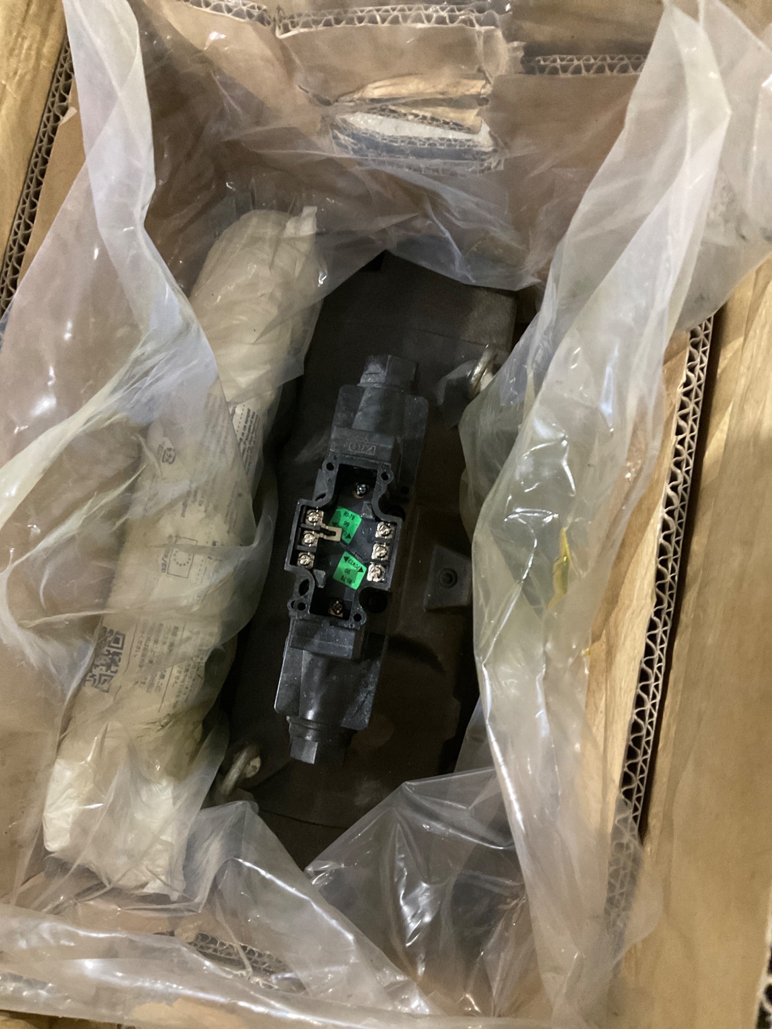 Yuken DSHG-10-3C12-T-A100-43 Solenoid Directional Control Valve USED 4