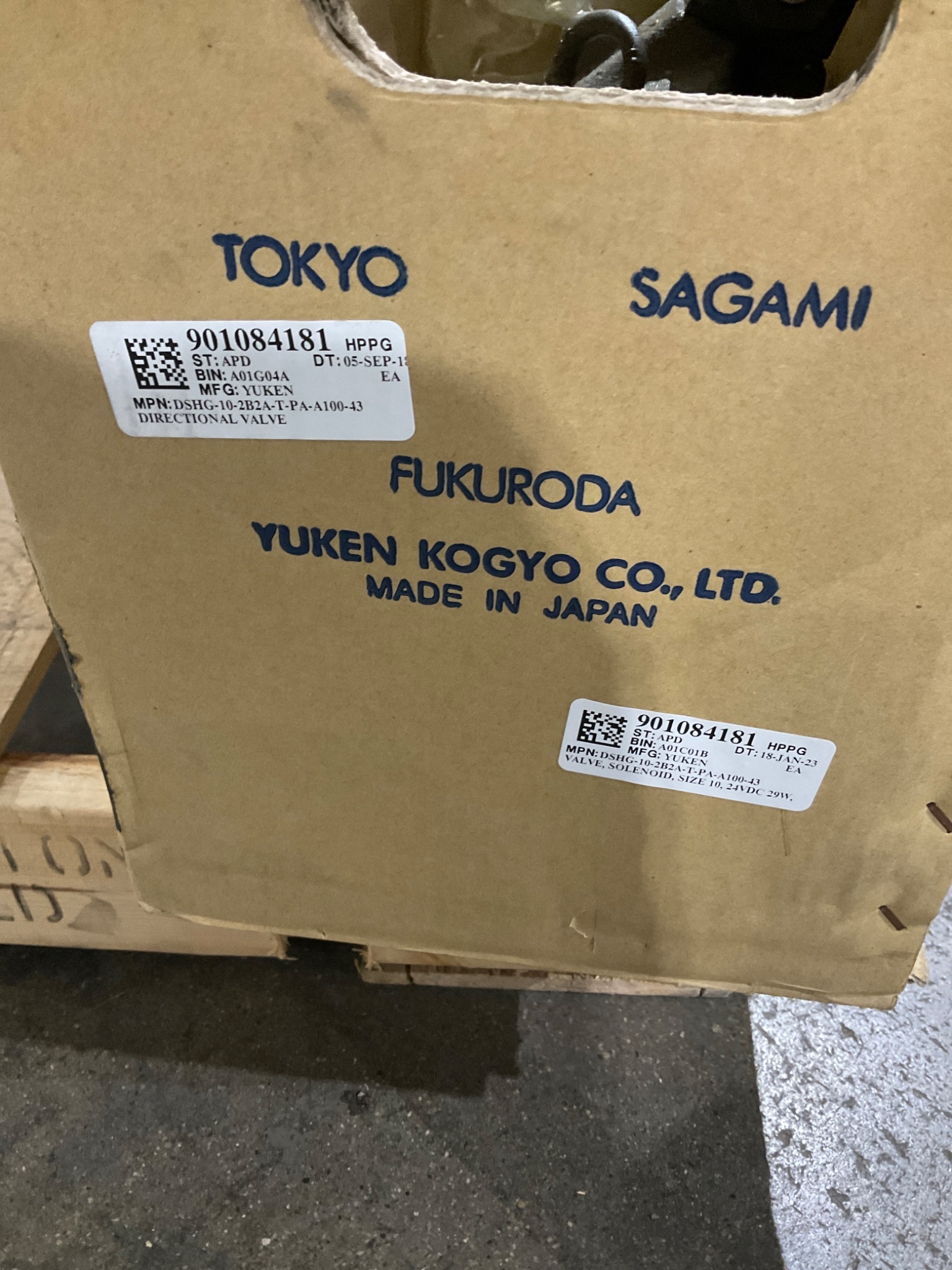 Yuken DSHG-10-2B2A-T-PA-A100-43 Solenoid Directional Control Valve USED 3