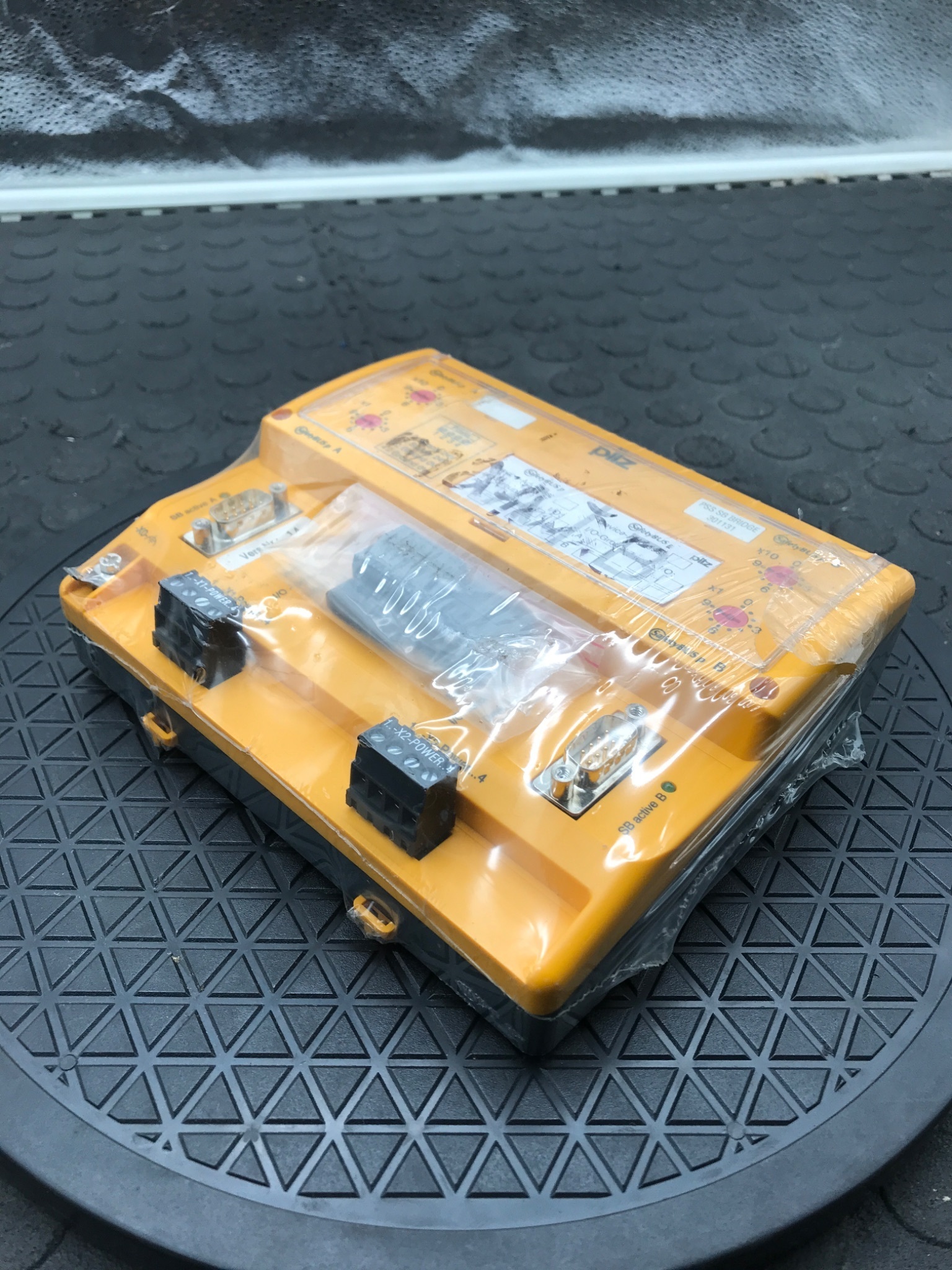 PILZ 301131 106434 1.4 PSS SB Bridge SafetyBus Interface Module NEW 2