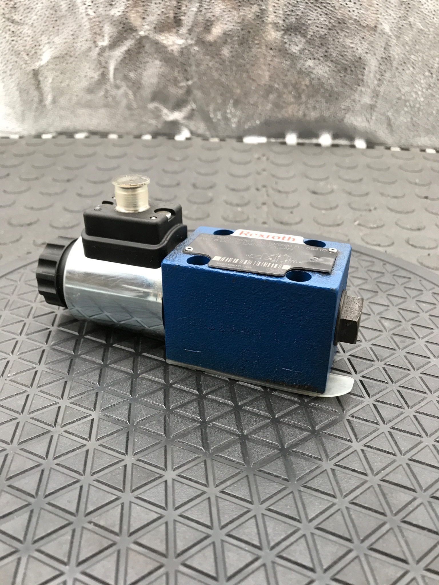 Bosch Rexroth R901235361 4WE6 D62 Directional Control Valve 24VDC USED 0