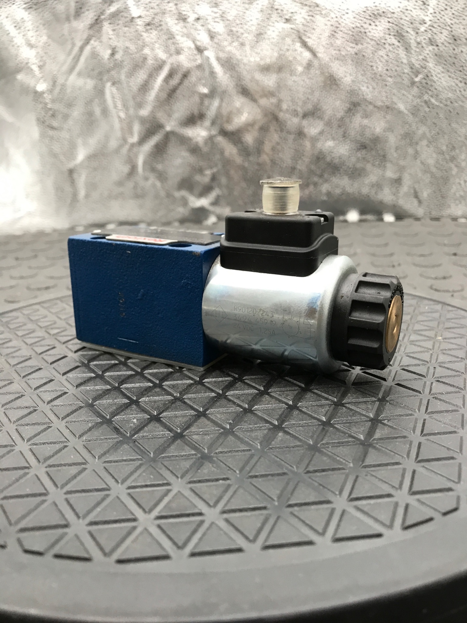 Bosch Rexroth R901235361 4WE6 D62 Directional Control Valve 24VDC USED 1