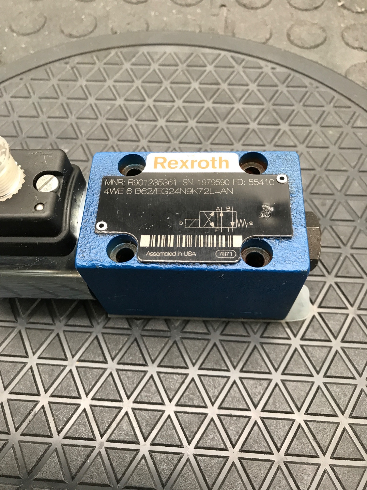 Bosch Rexroth R901235361 4WE6 D62 Directional Control Valve 24VDC USED 2