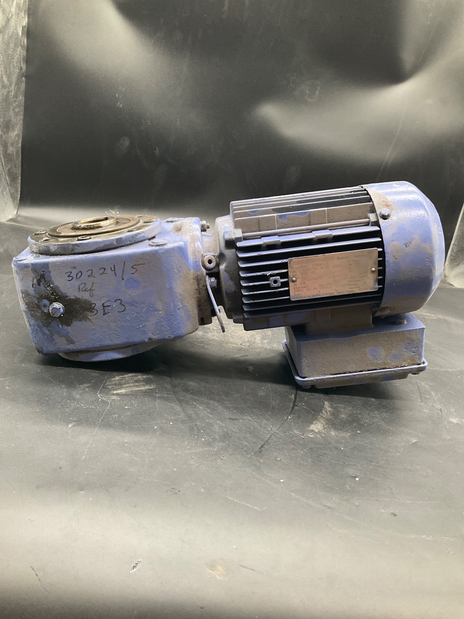 SEW-Eurodrive SA42T DT80K-4 Gearmotor 0.55kW 277/480V USED 0