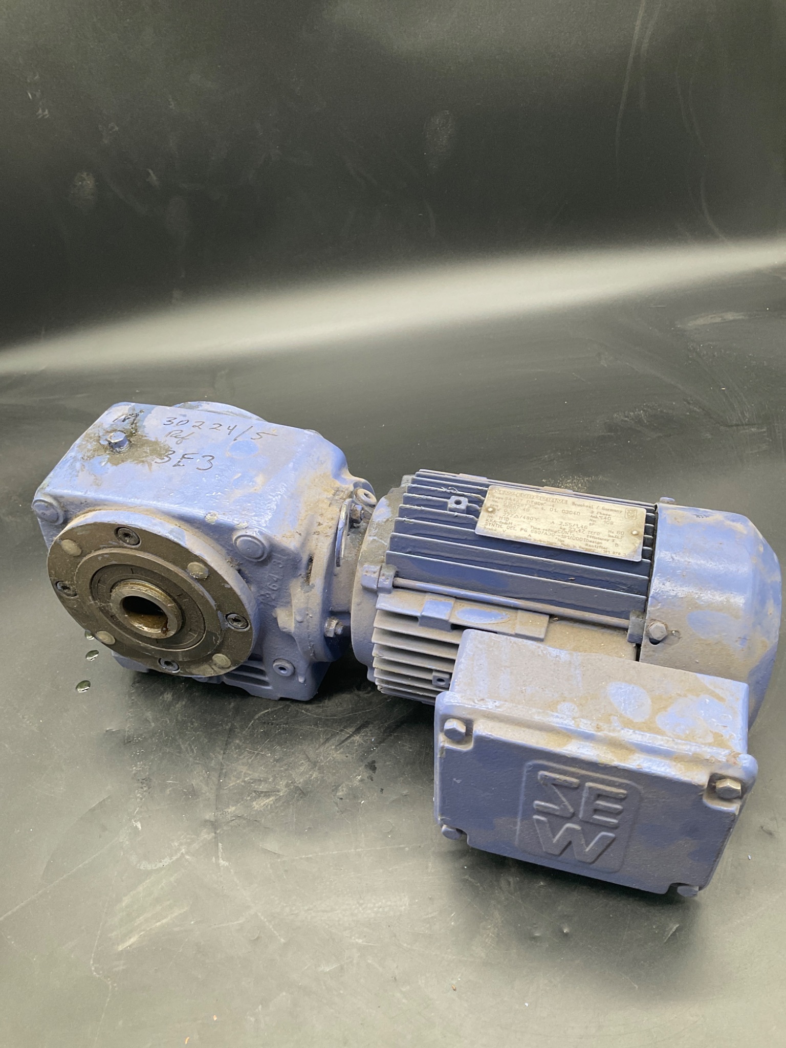 SEW-Eurodrive SA42T DT80K-4 Gearmotor 0.55kW 277/480V USED 1