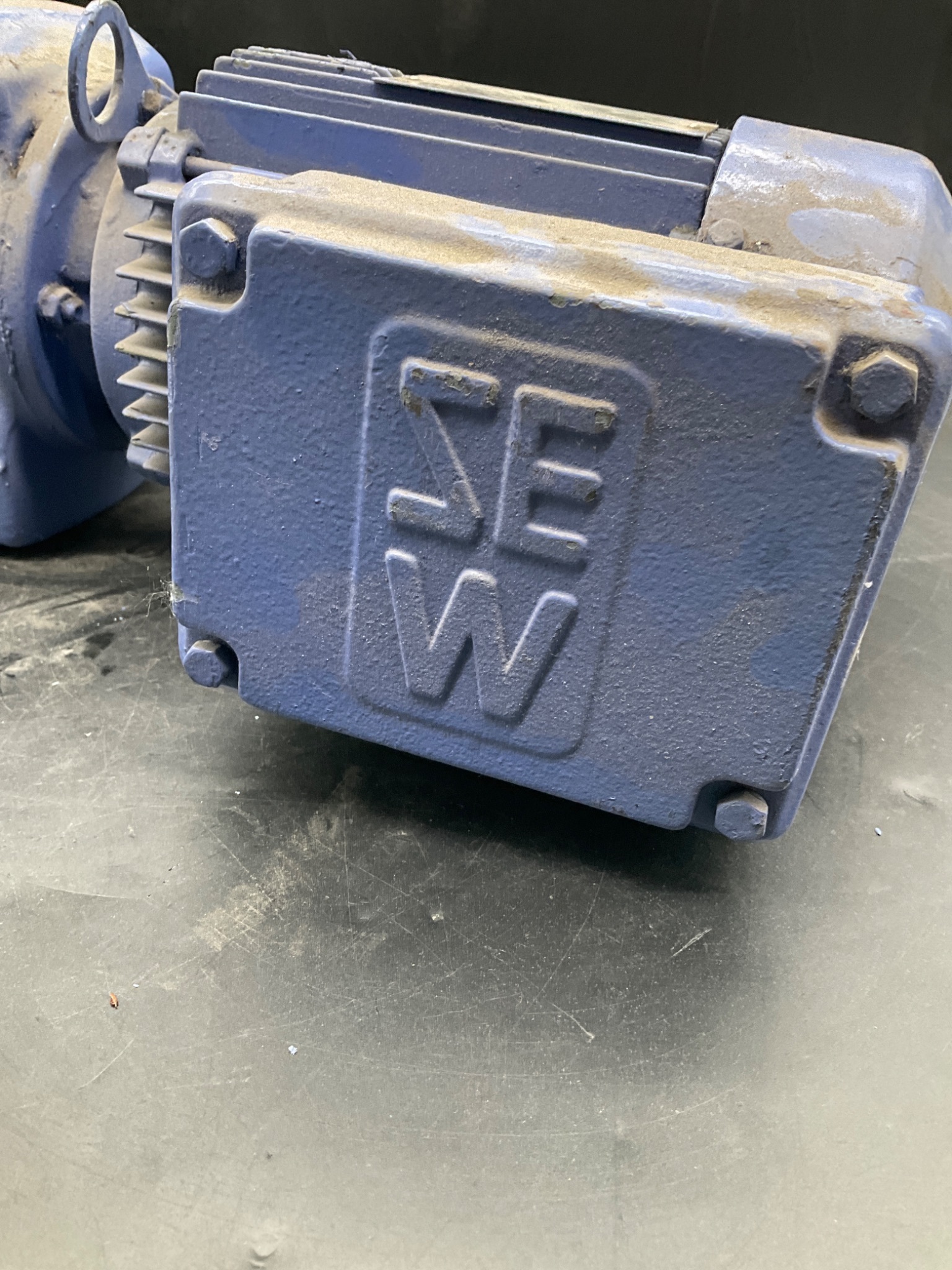 SEW-Eurodrive SA42T DT80K-4 Gearmotor 0.55kW 277/480V USED 2