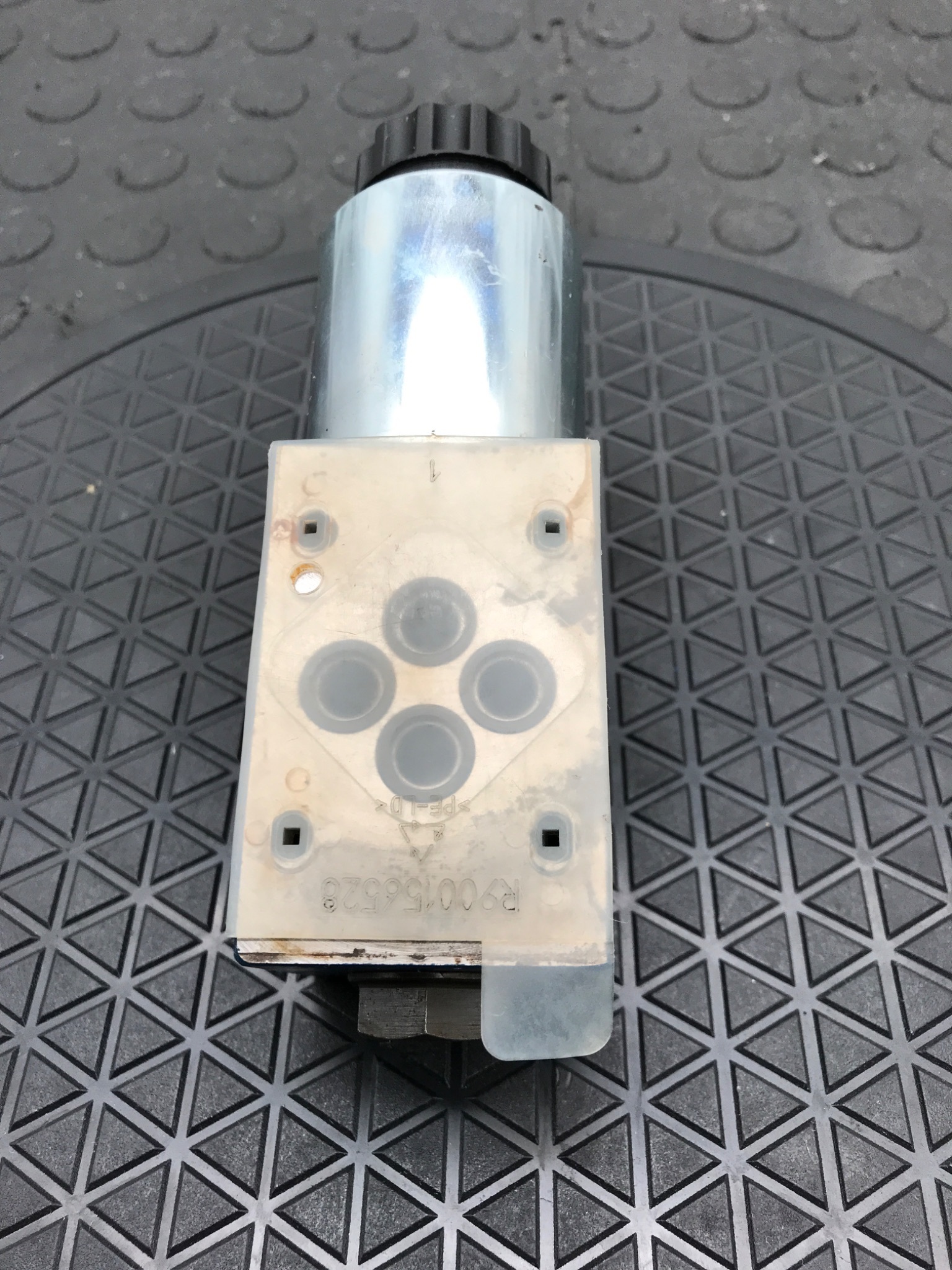 Bosch Rexroth R901235361 4WE6 D62 Directional Control Valve 24VDC USED 3