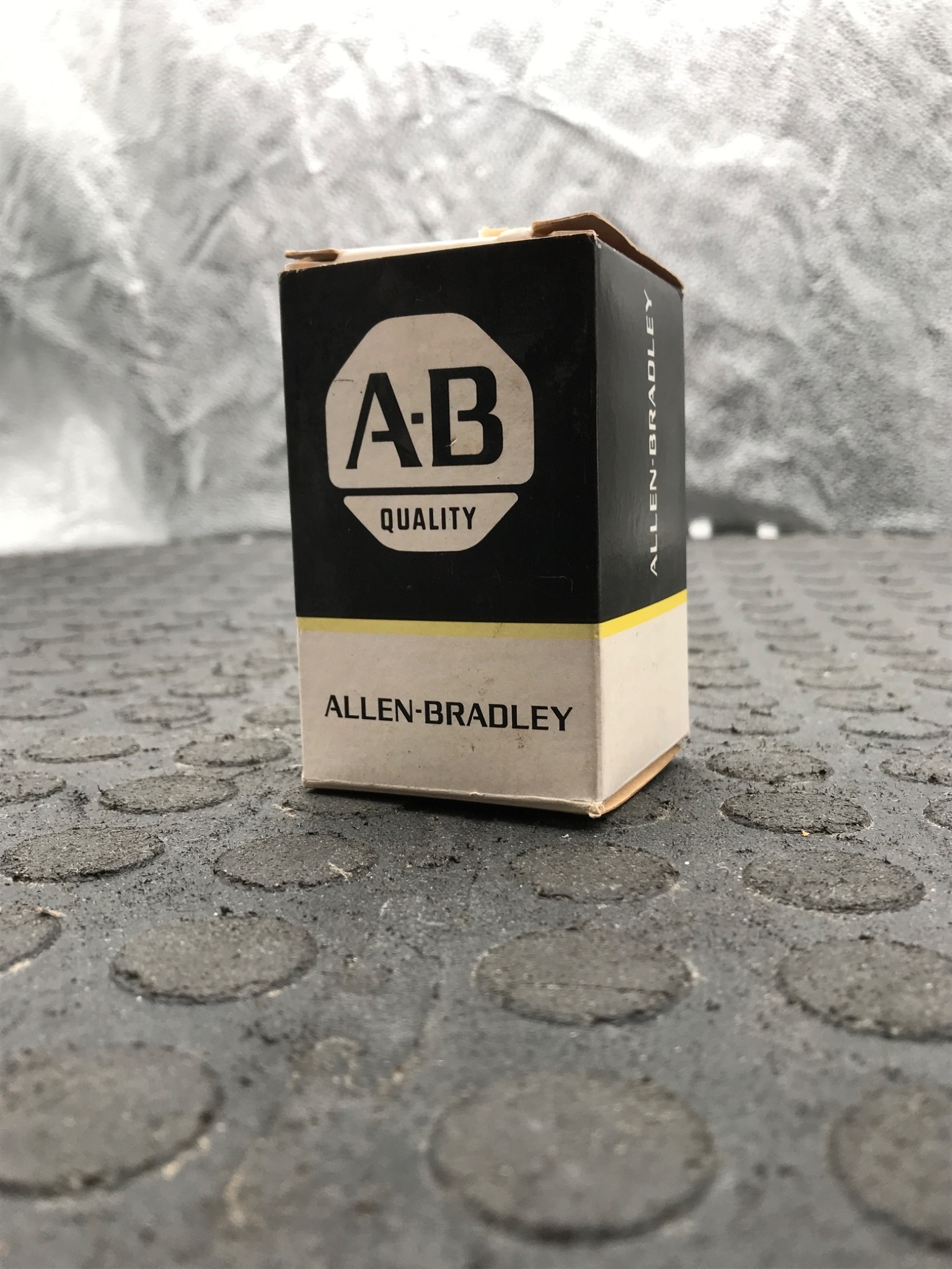 Allen-Bradley 800H-JR91KE7AAXX Selector Switch 3 Position Spring Return NEW 0