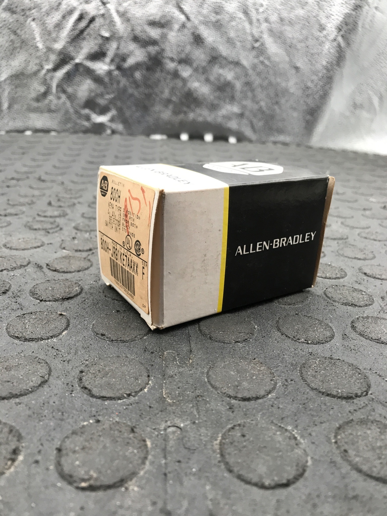 Allen-Bradley 800H-JR91KE7AAXX Selector Switch 3 Position Spring Return NEW 1