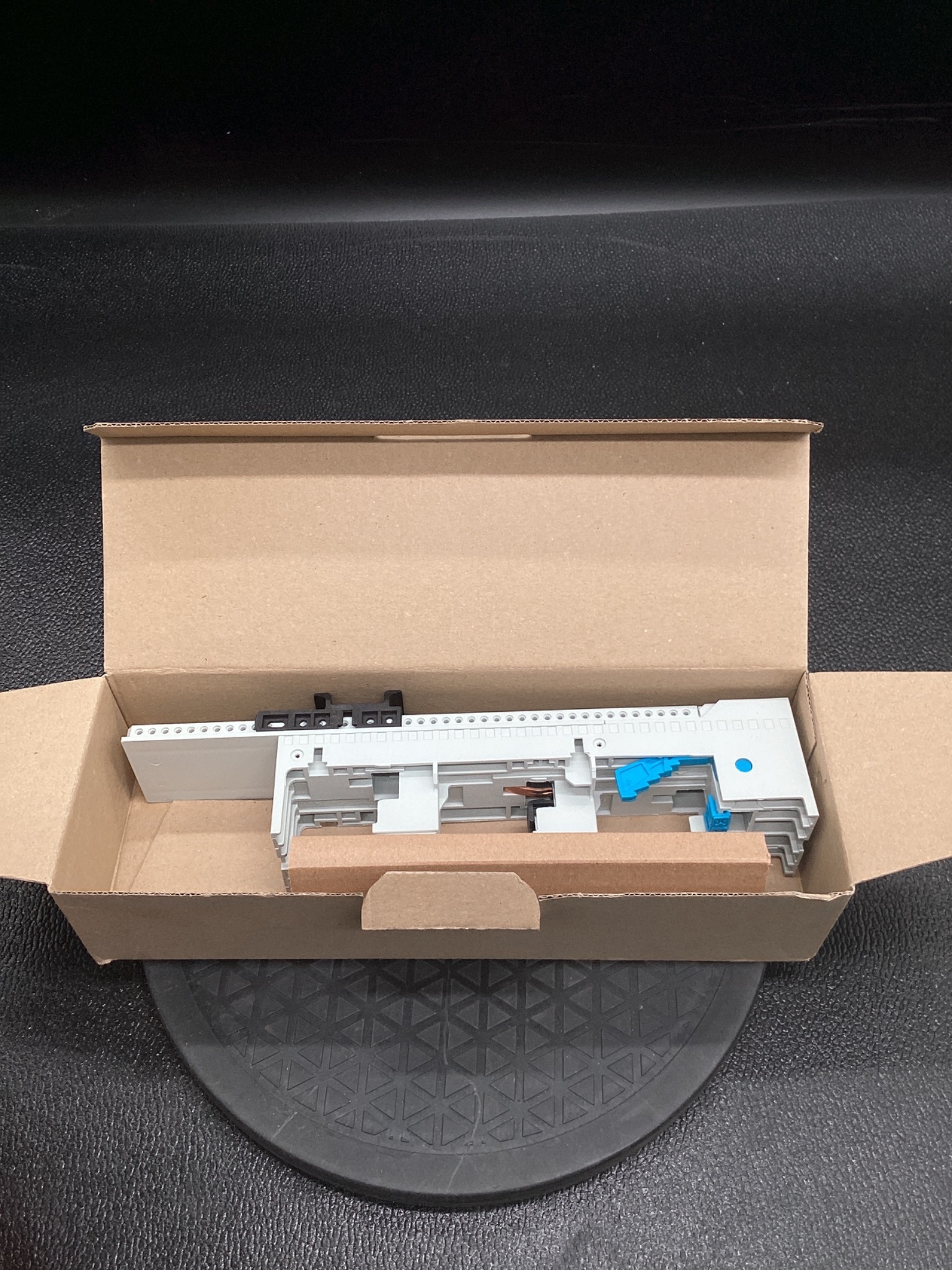 Allen-Bradley 141A-GM45S Series C Busbar Support Module 690V NEW 4