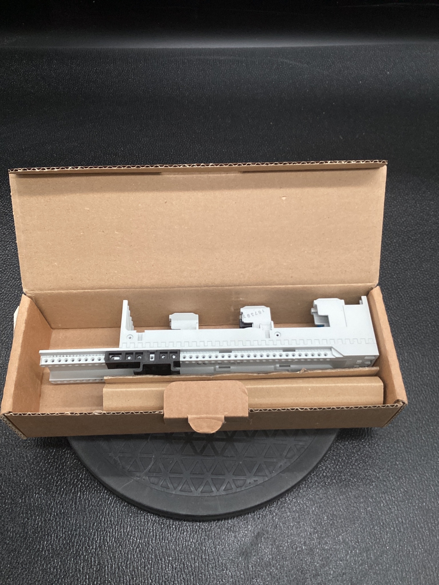 Allen-Bradley 141A-GM45S Busbar Support Module Series B 690V NEW 4