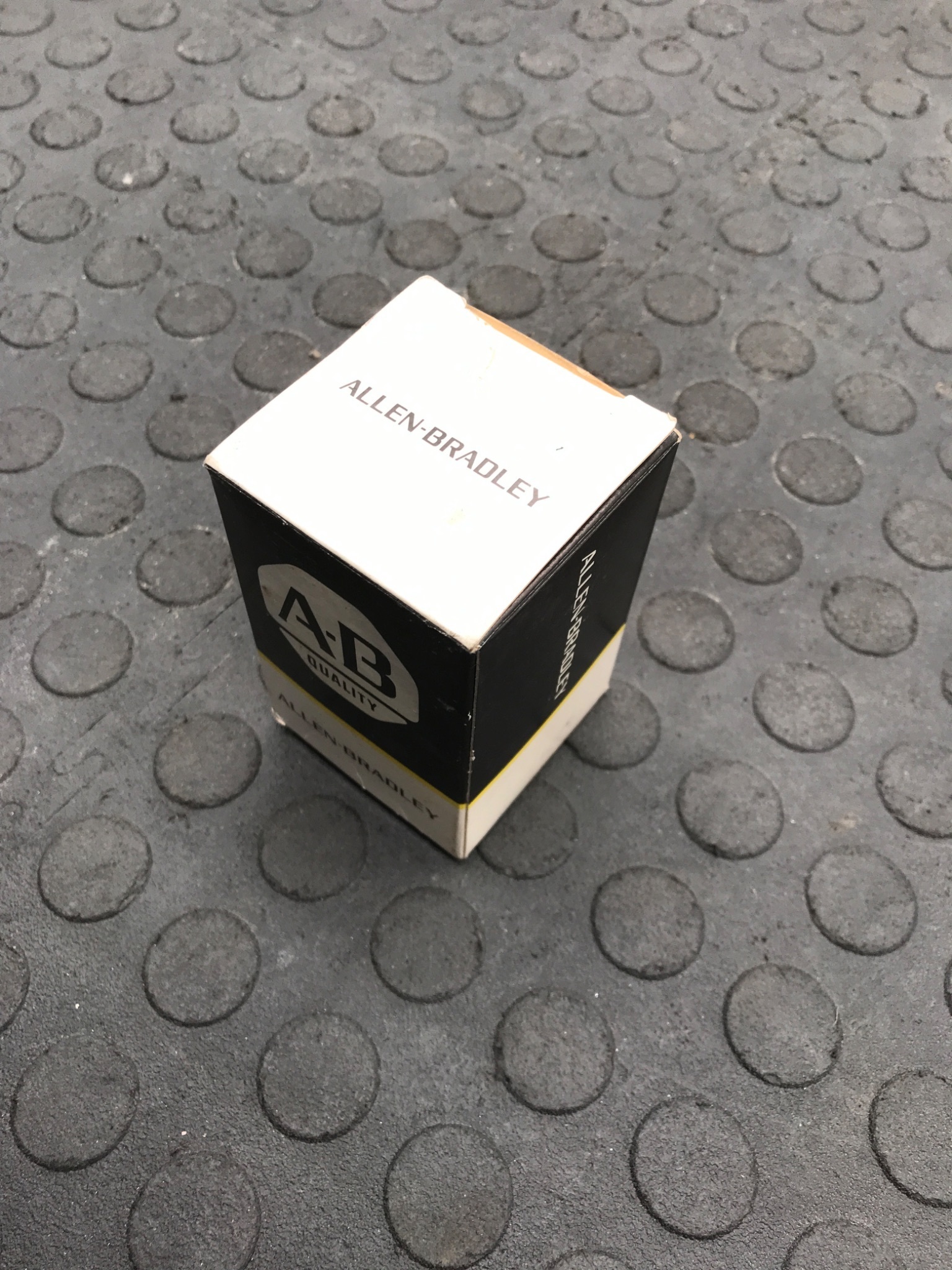 Allen-Bradley 800H-JR91KE7AAXX Selector Switch 3 Position Spring Return NEW 3