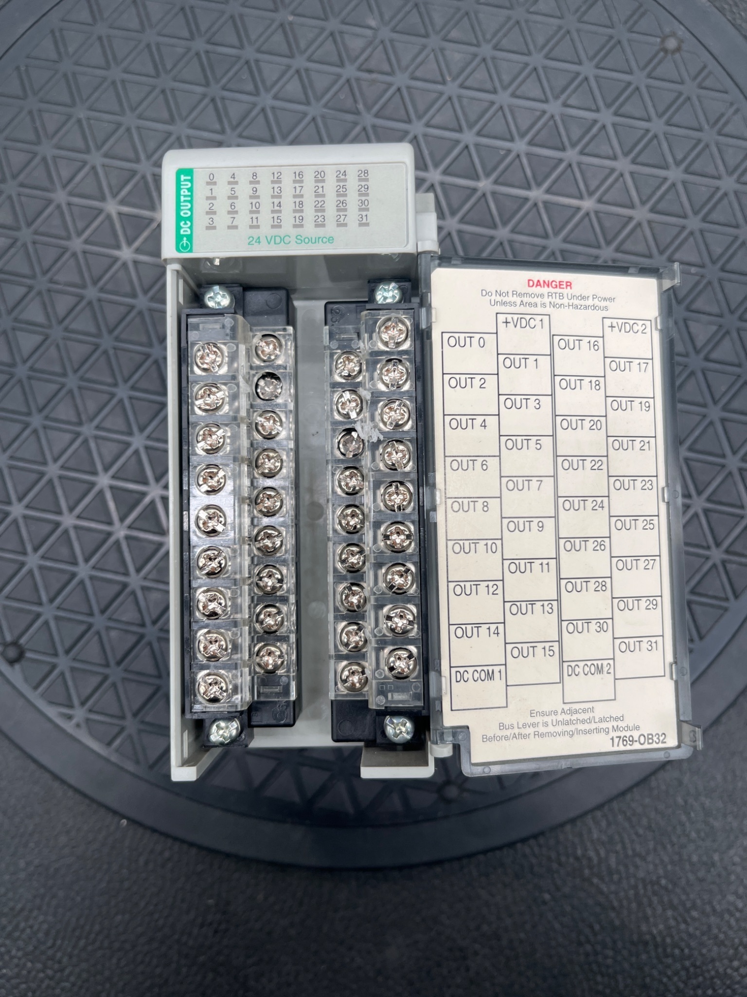 Allen-Bradley 1769-OB32 Compact I/O Output Module Series A USED 5