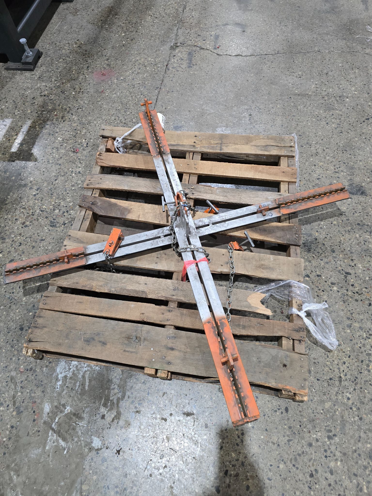 X BAR LIFTING BRACKET USED 0