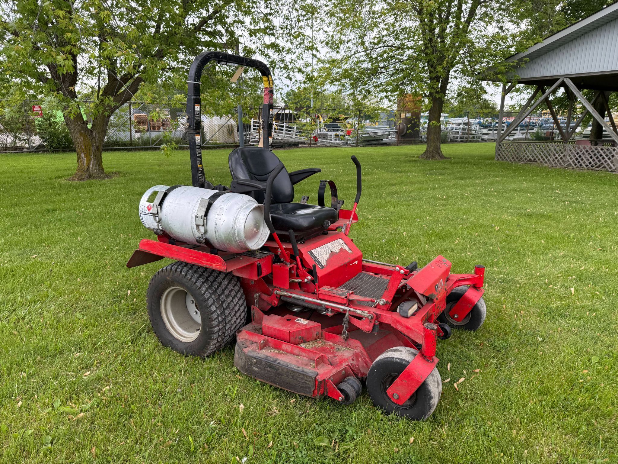 SNAPPER PRO S200XTP Propane Zero-Turn Lawn Mower USED - NEEDS BATTERY 2