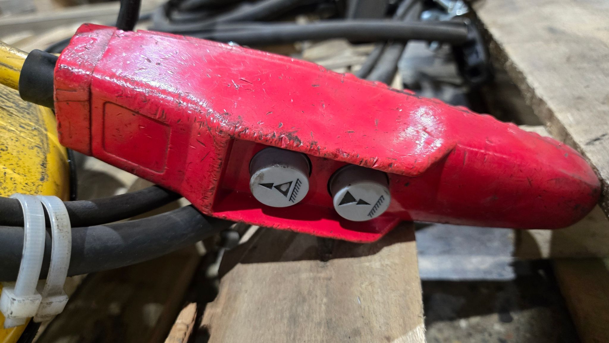 COFFING JLCET2016-3-10 1 TON RAIL MOUNTED CHAIN HOIST USED 3