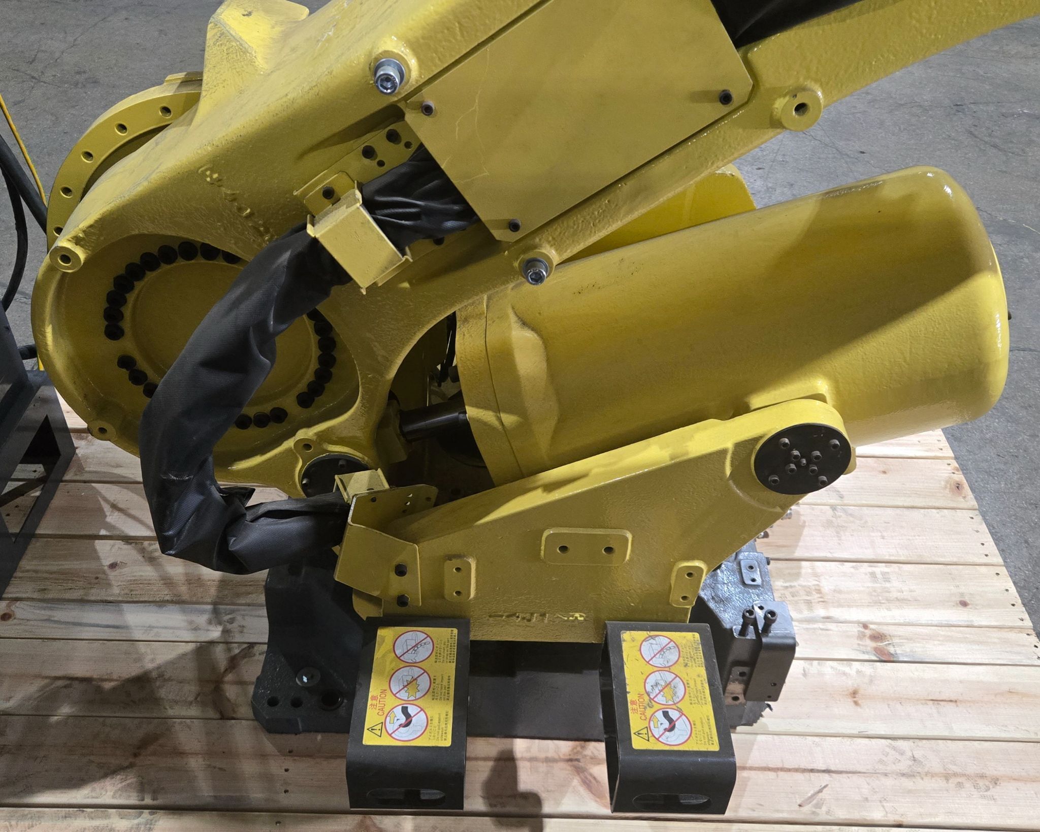 Fanuc R-2000iB/210F Complete with R-30iA Controller USED 6