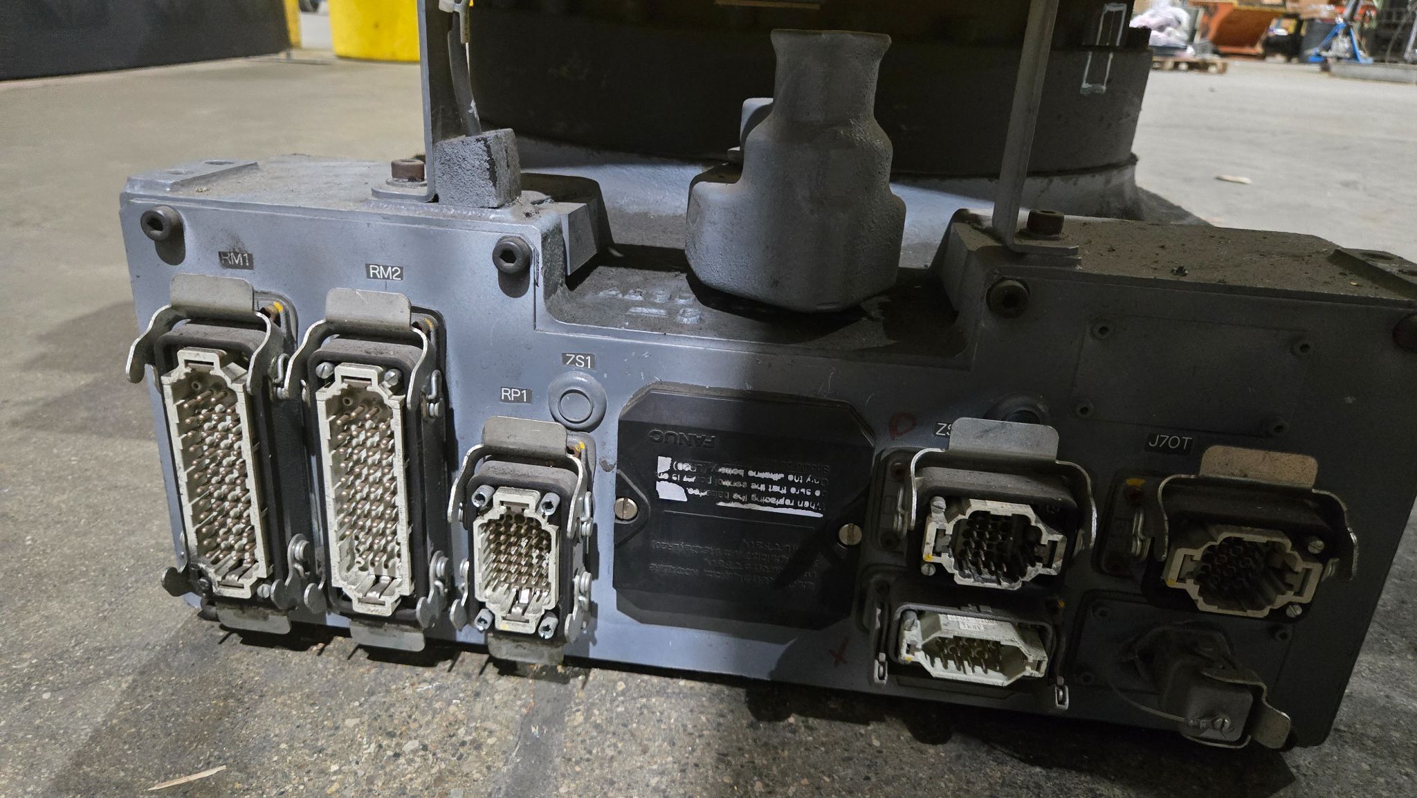 FANUC M900IA/350 Complete with R-J3iC Controller USED 7