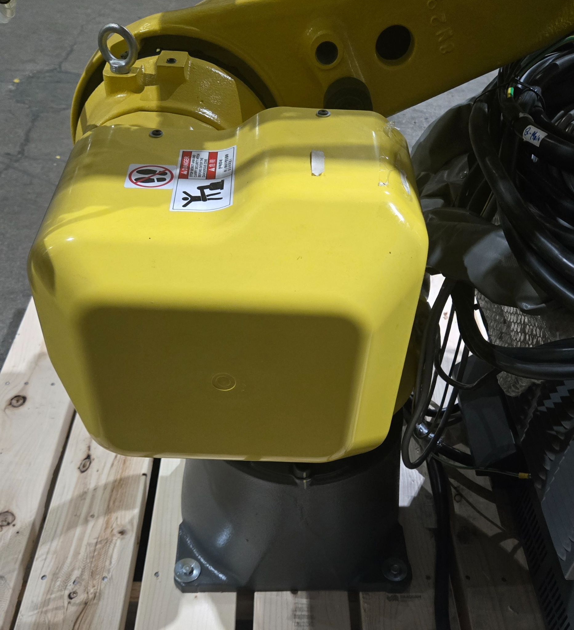 FANUC M‑20iA/35M Complete with R‑30iB Plus Controller USED 8
