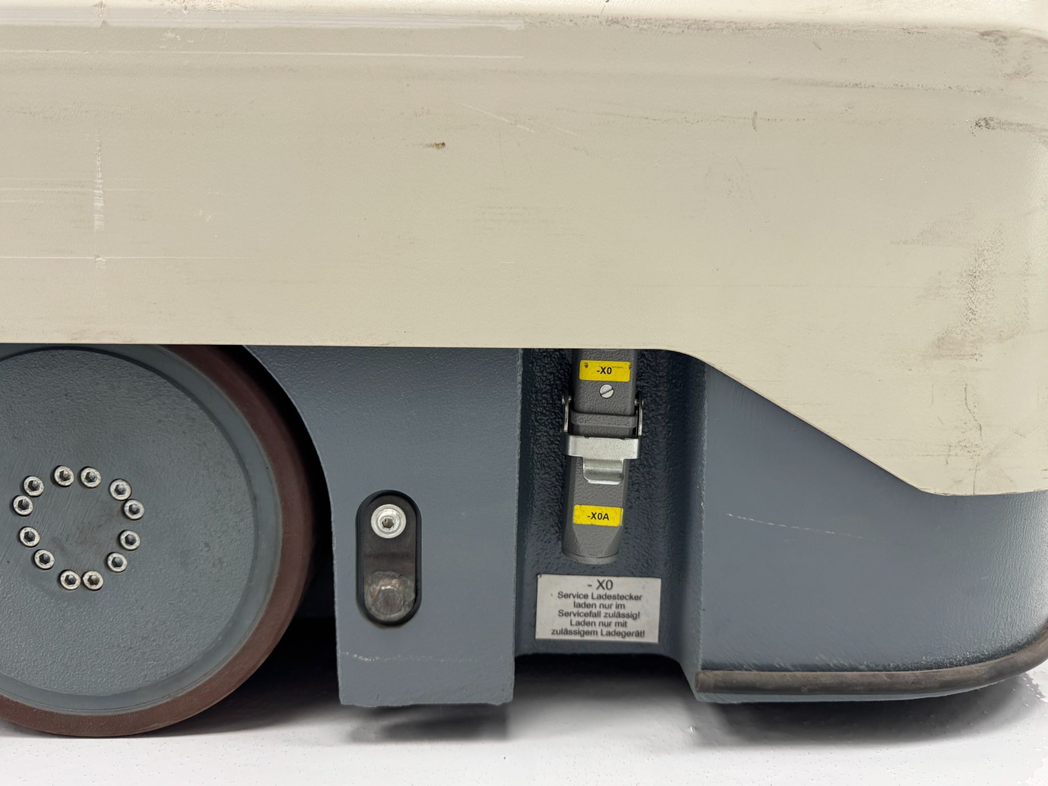 KUKA AGVs - SOLD IN LOTS OF 10 - MODEL KMP600 BATTERIES AND CHARGER INCLUDED 6