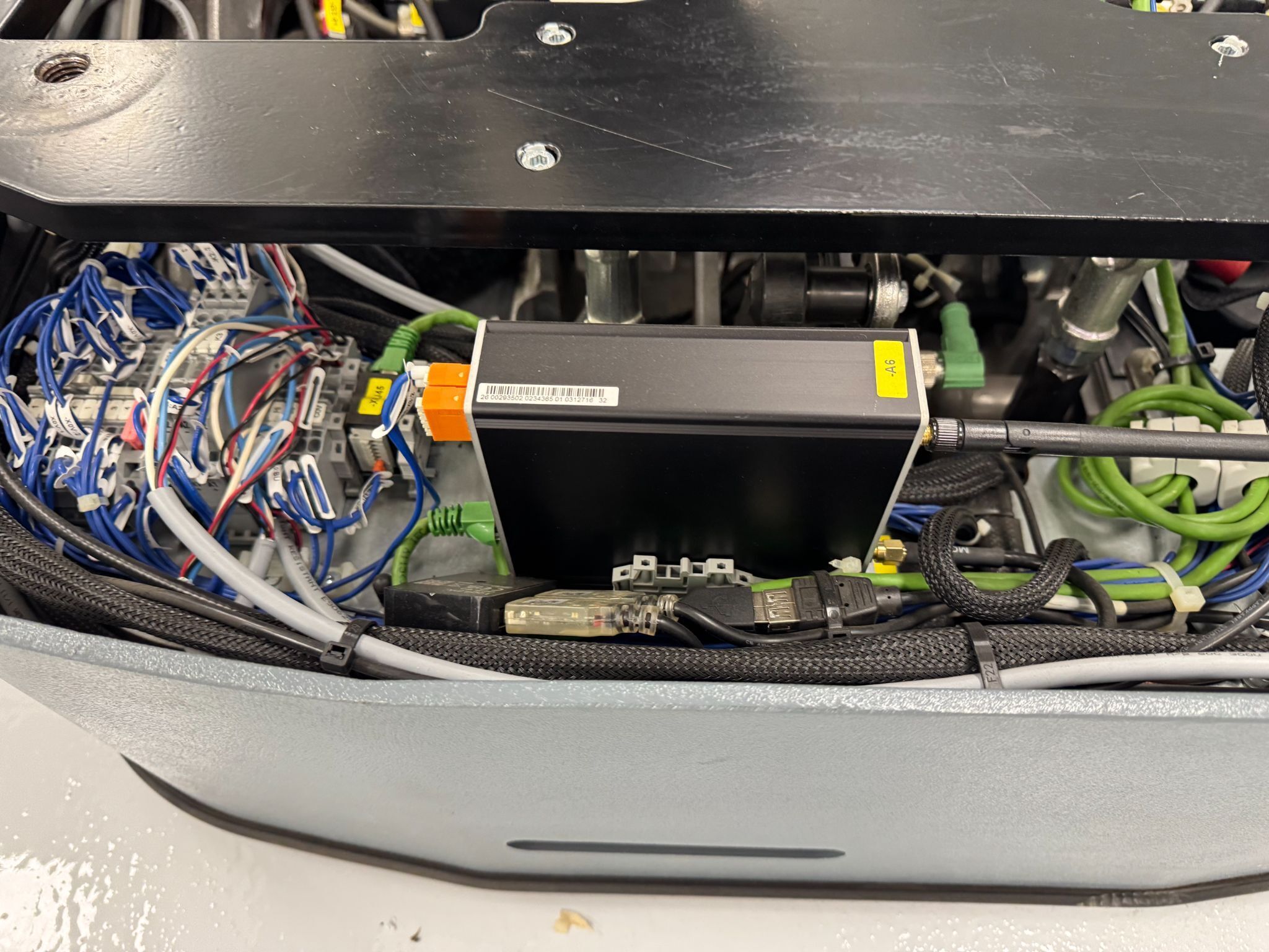 KUKA AGVs - SOLD IN LOTS OF 10 - MODEL KMP600 BATTERIES AND CHARGER INCLUDED 10