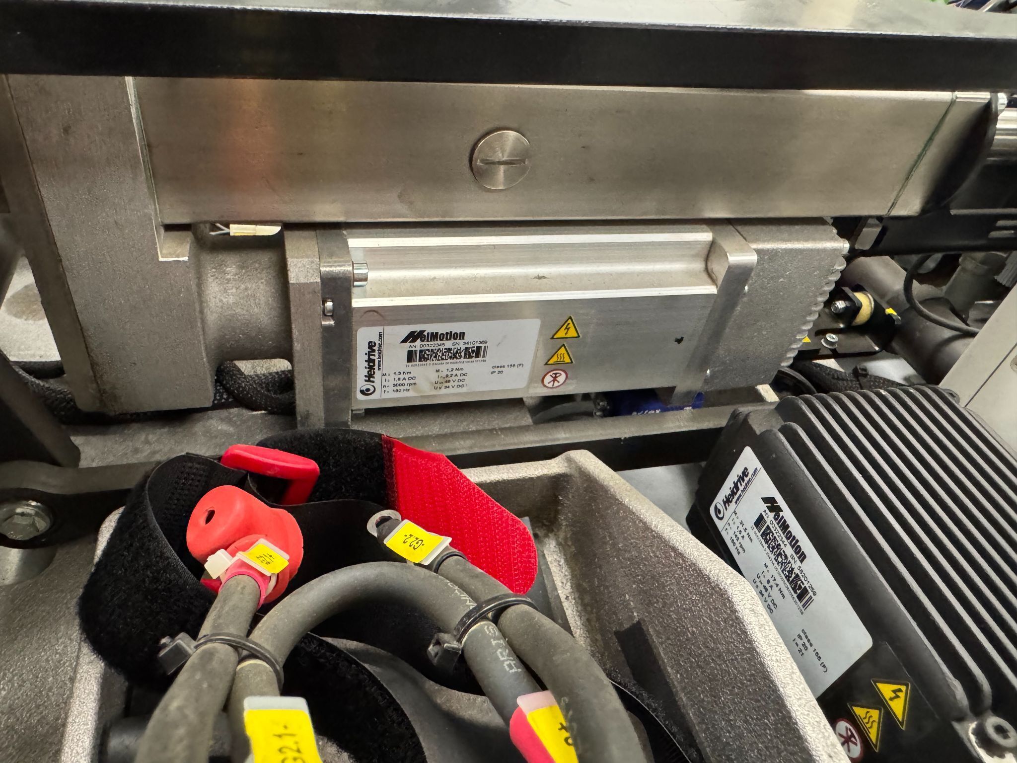 KUKA AGVs - SOLD IN LOTS OF 10 - MODEL KMP600 BATTERIES AND CHARGER INCLUDED 15