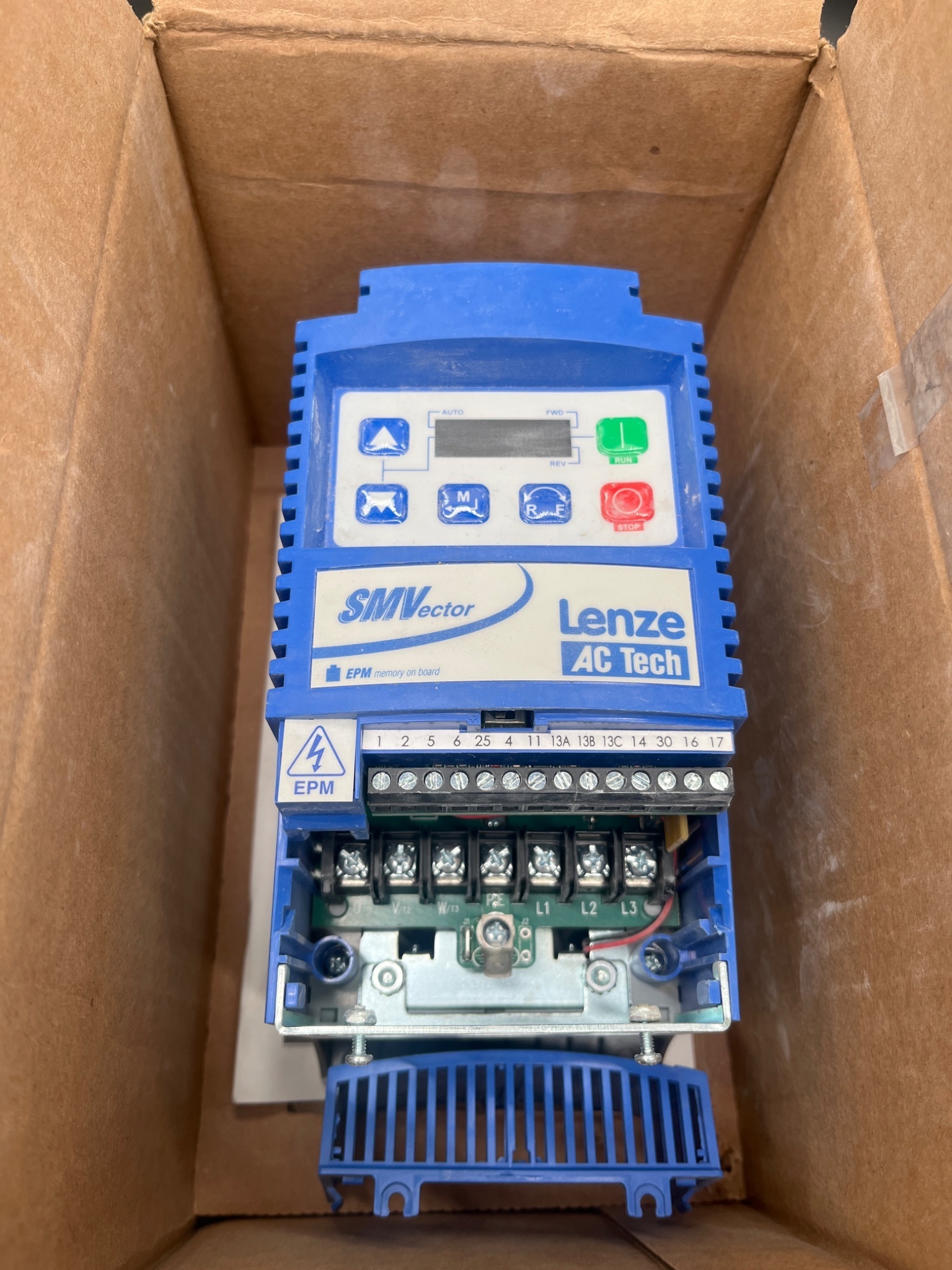 LENZE AC TECH ESV222N04TXBXX1J46 SMVector Variable Frequency Drive 3HP 400/480V NEW 0