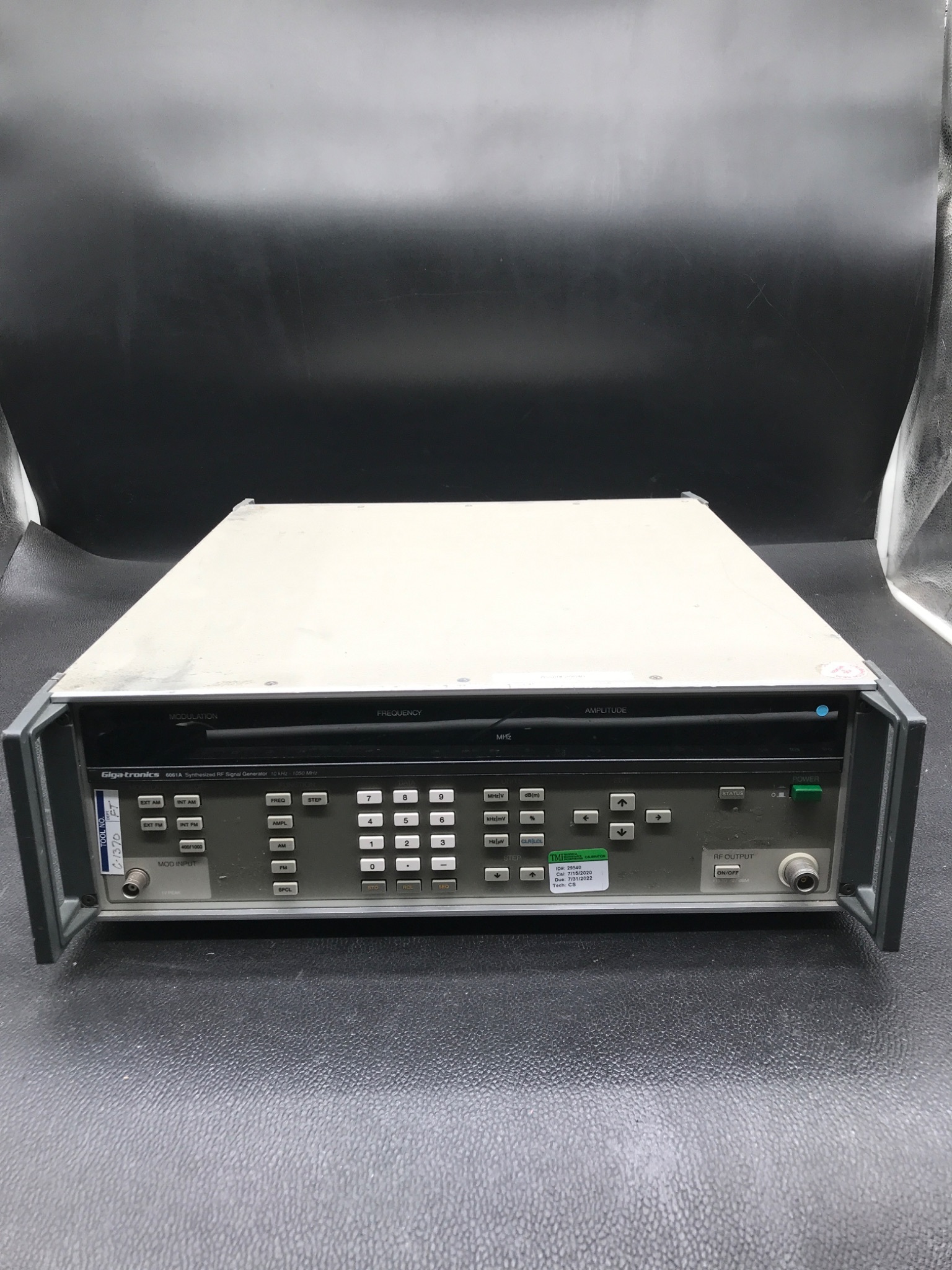 Giga-tronics 6061A Synthesized RF Signal Generator 10kHz-1050MHz USED 0