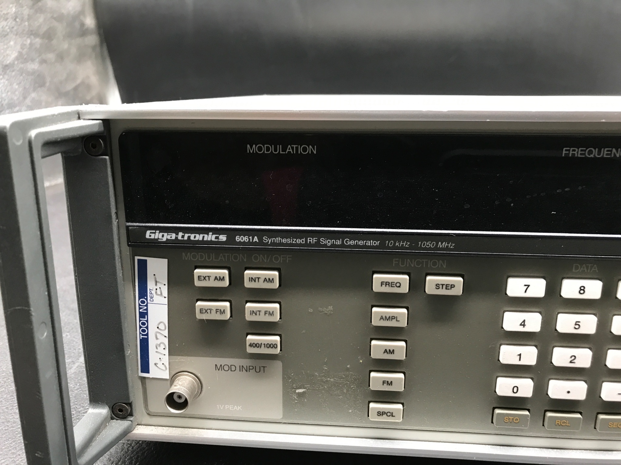Giga-tronics 6061A Synthesized RF Signal Generator 10kHz-1050MHz USED 5