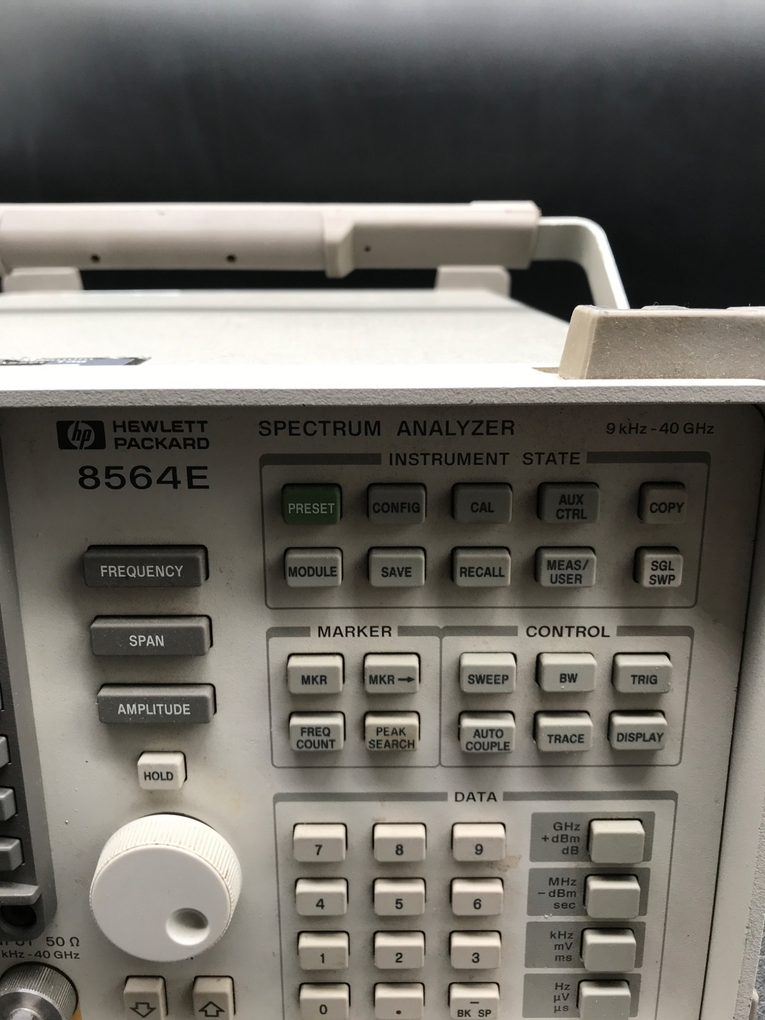 Hewlett-Packard 8564E Spectrum Analyzer 9kHz-40GHz USED 5