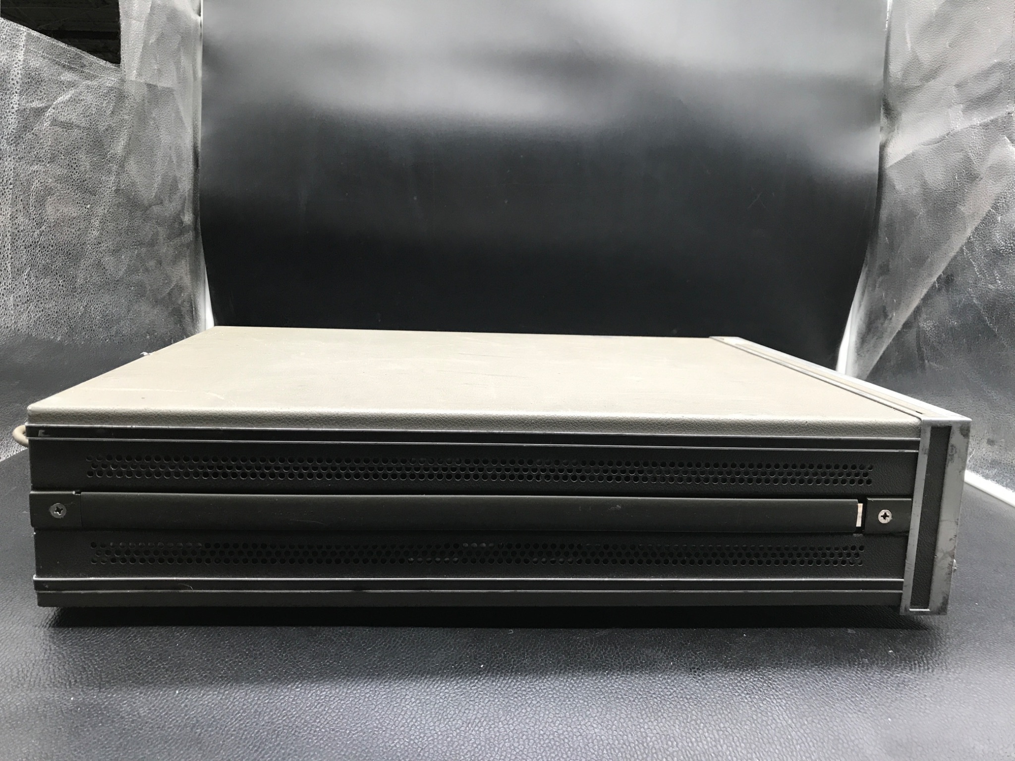 Hewlett-Packard 8671B Synthesized CW Generator 2.0-18.0 GHz USED / FOR PARTS ONLY 1