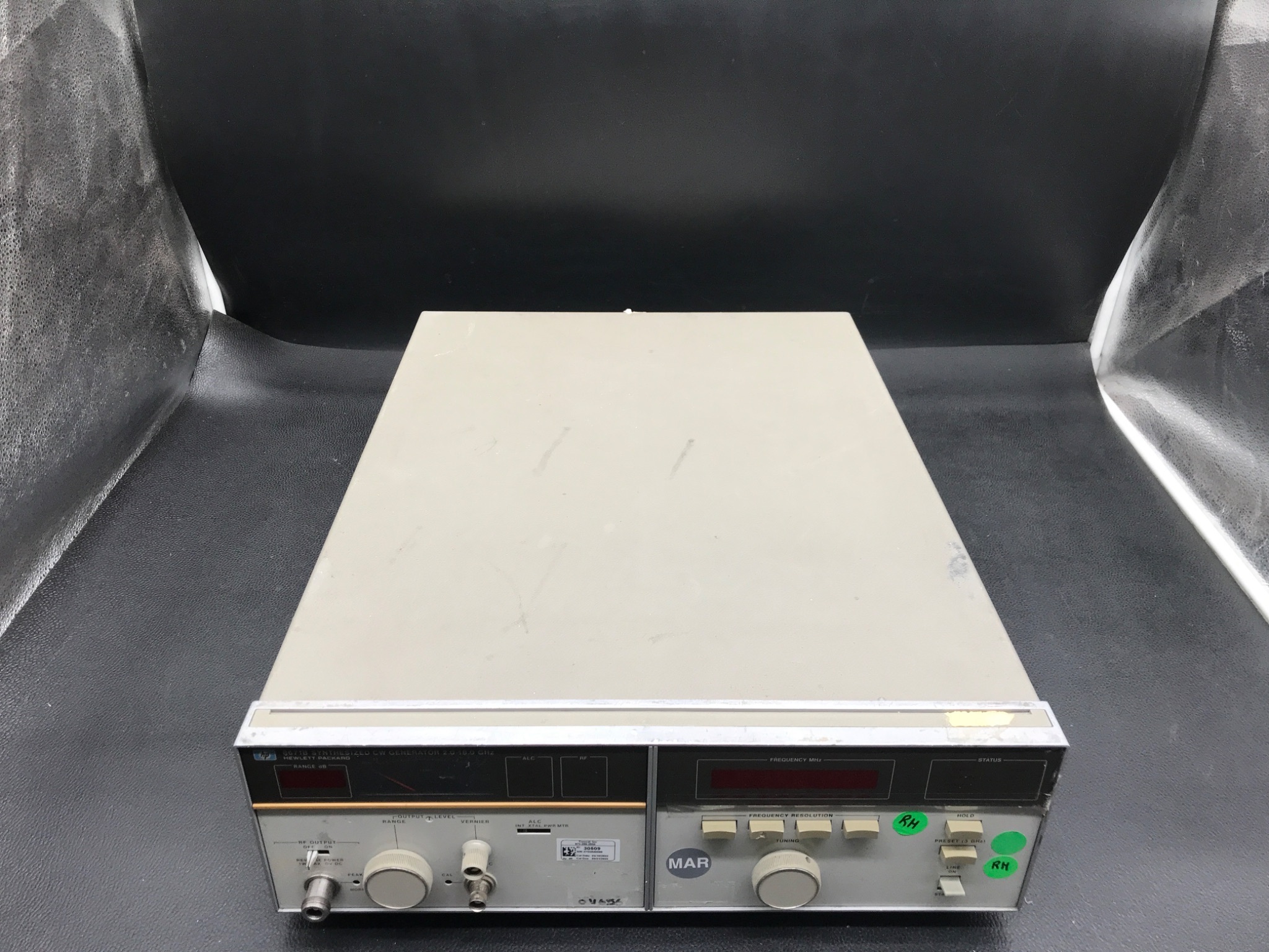 Hewlett-Packard 8671B Synthesized CW Generator 2.0-18.0 GHz USED / FOR PARTS ONLY 4