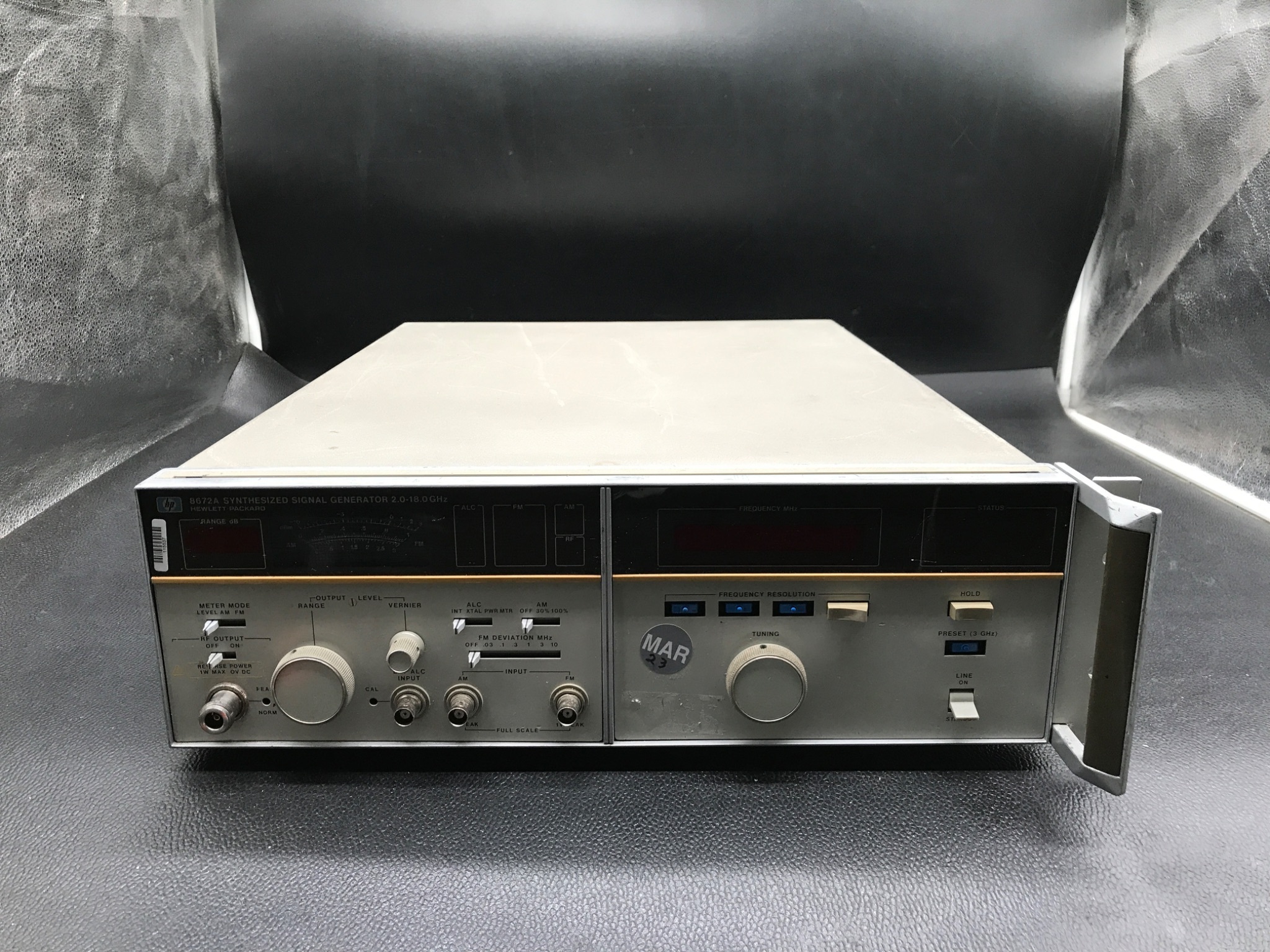 Hewlett-Packard 8672A Synthesized Signal Generator 2.0-18.0 GHz USED / FOR PARTS ONLY 0