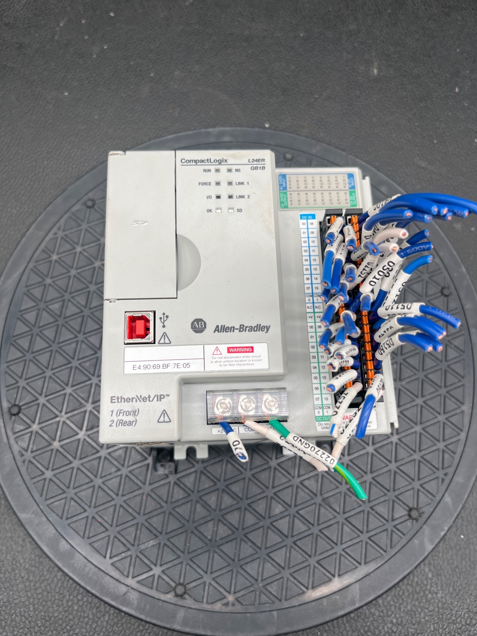 Allen-Bradley 1769-L24ER-QB1B CompactLogix PLC Controller USED 0