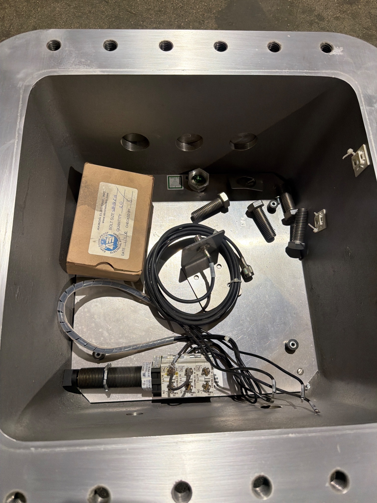 AKRON ELECTRIC CXJ14148-H2-N1-N4-N5-RP2-3RP4 Explosion Proof Enclosure NEW 2