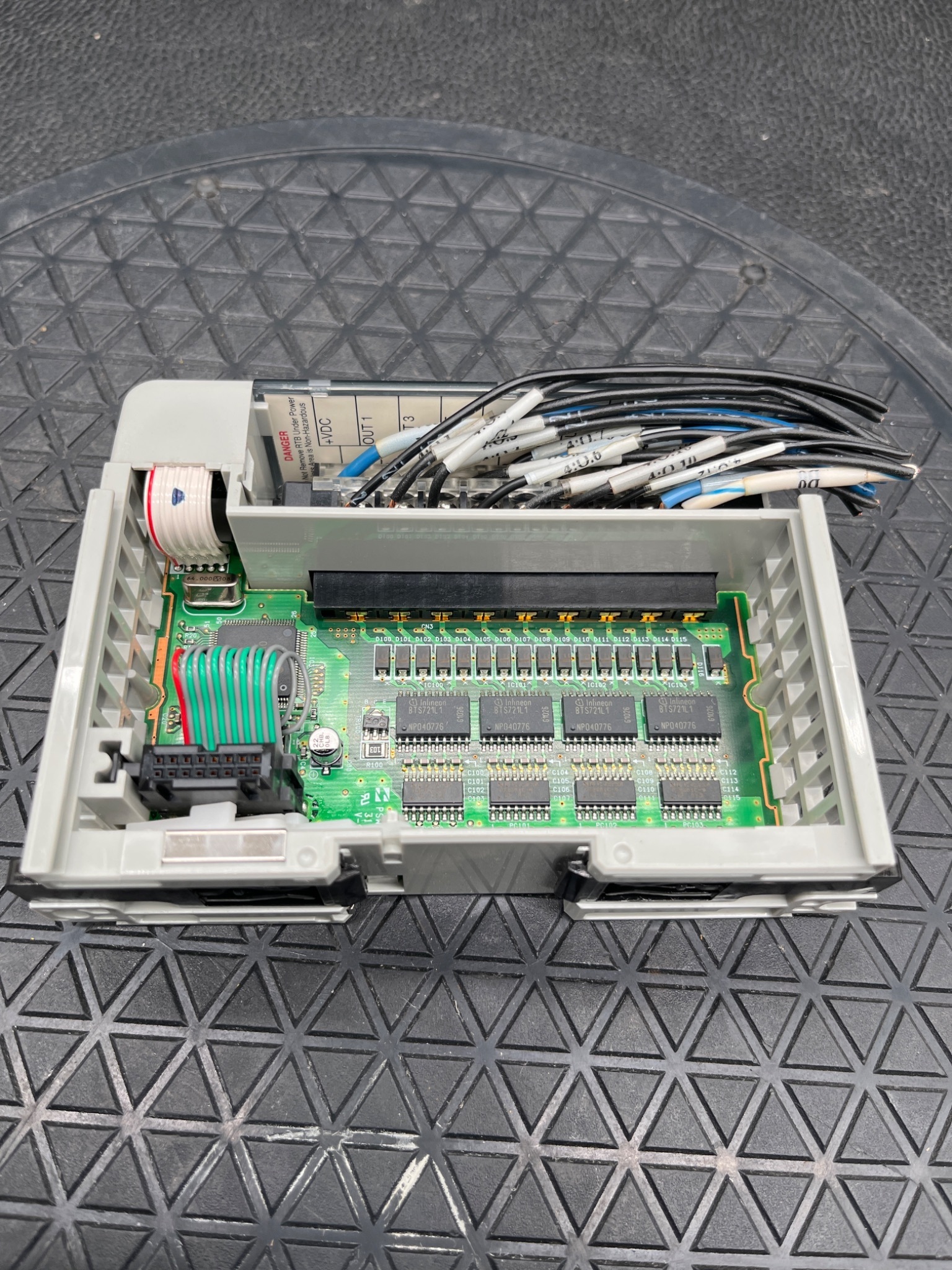 ALLEN-BRADLEY 1769-OB16P Series B Compact I/O Output Module USED 2